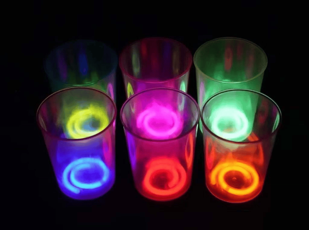 BFS   Karanlıkta Yanan Gece Işığı Mega Glow Bardaklar 8 Adet 8.5 x 10.5 cm