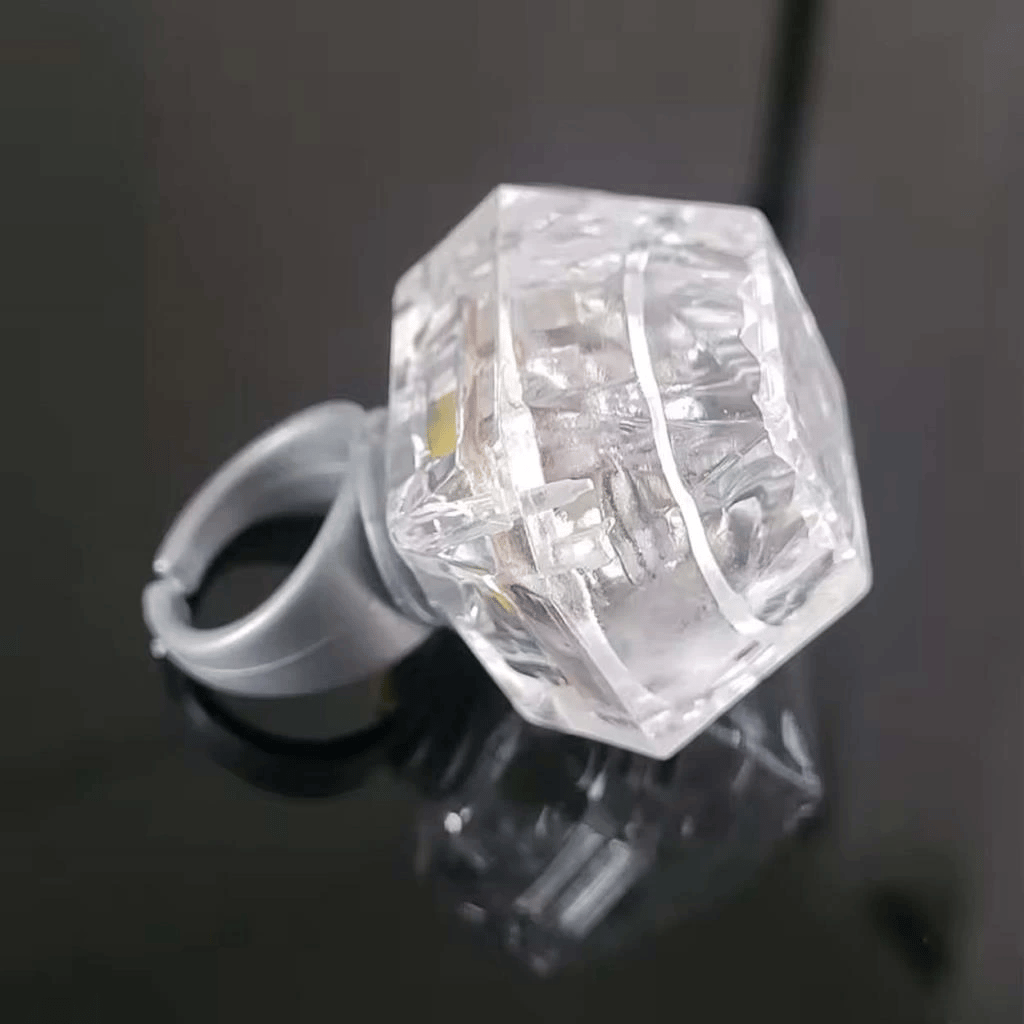 BFS   Kristal Tasarımlı Led Glow Işıklı 3 Modlu Gümüş Yüzük 3.5 x 5 cm
