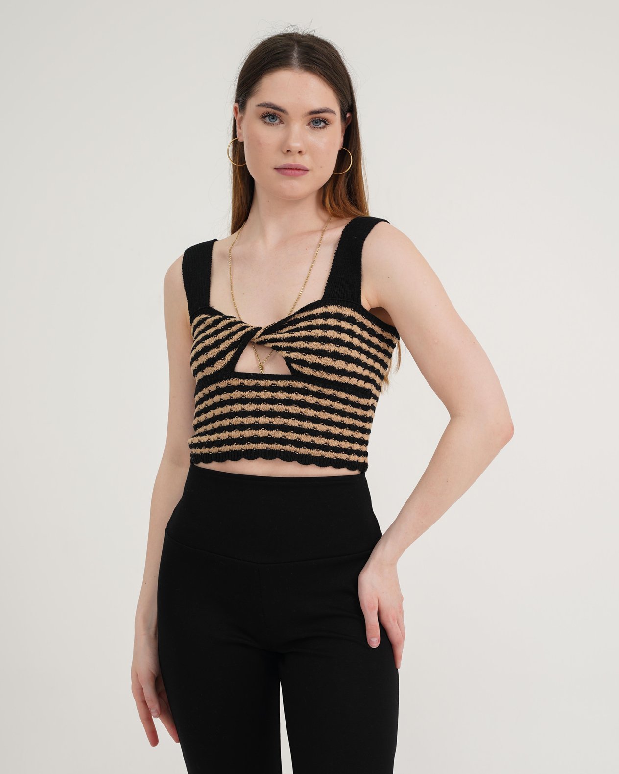Siyah Bisküvi Örme Crop Top Triko