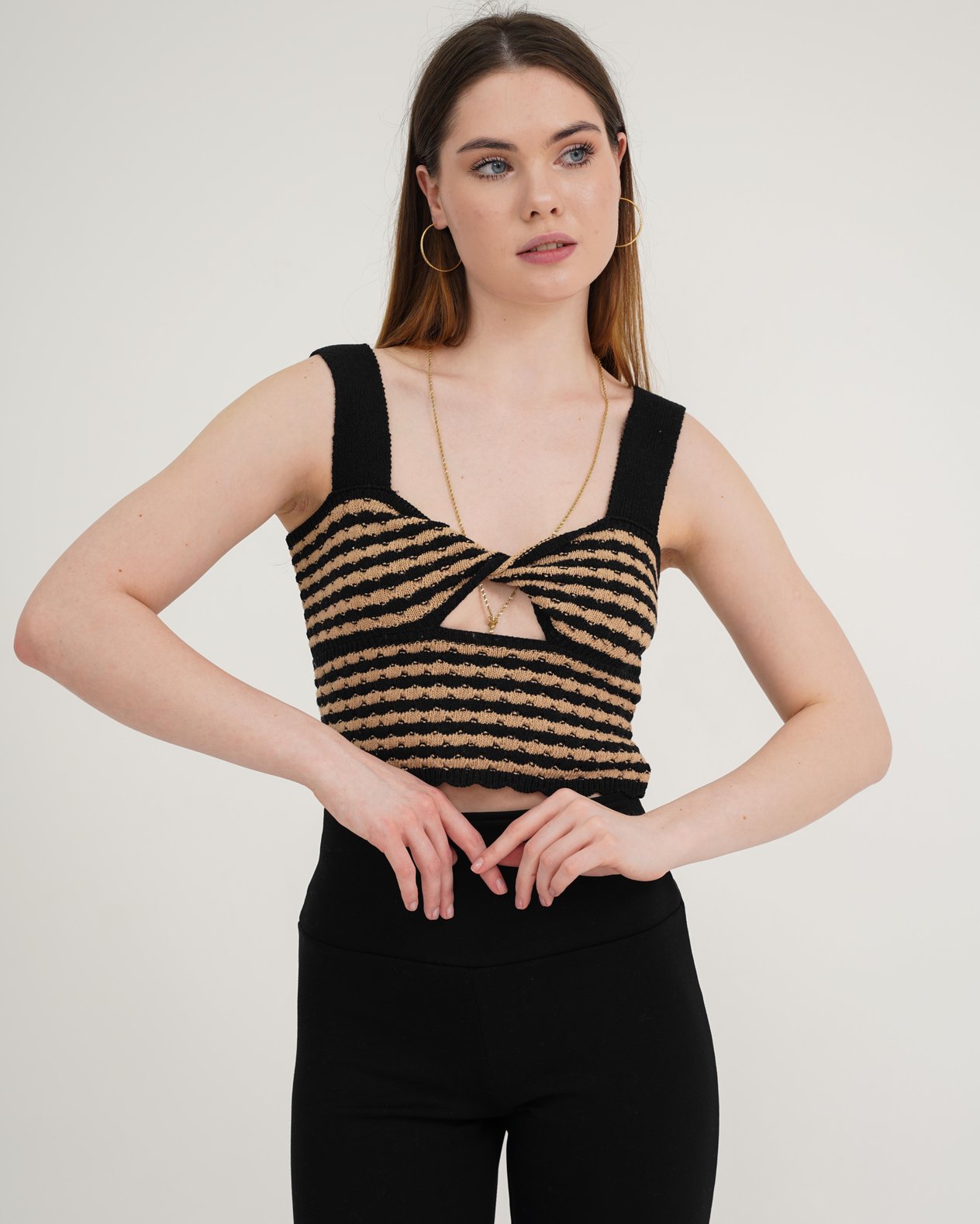 Siyah Bisküvi Örme Crop Top Triko
