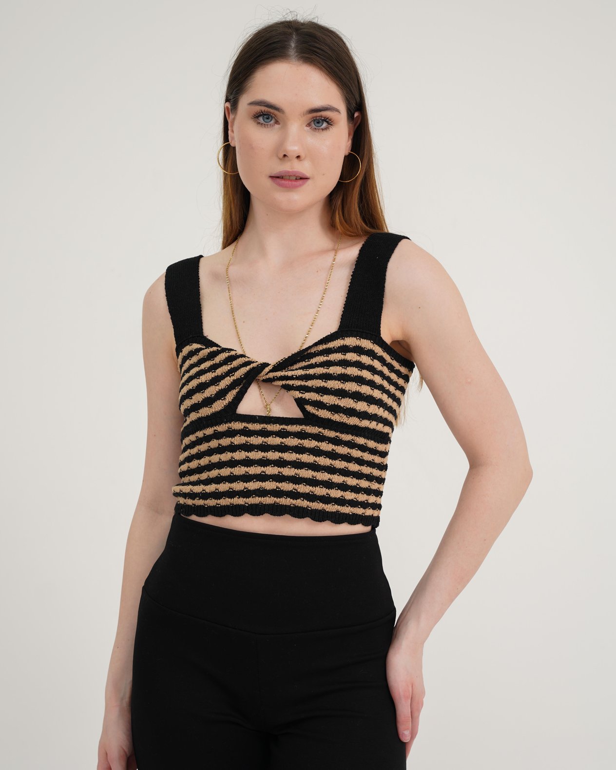 Siyah Bisküvi Örme Crop Top Triko