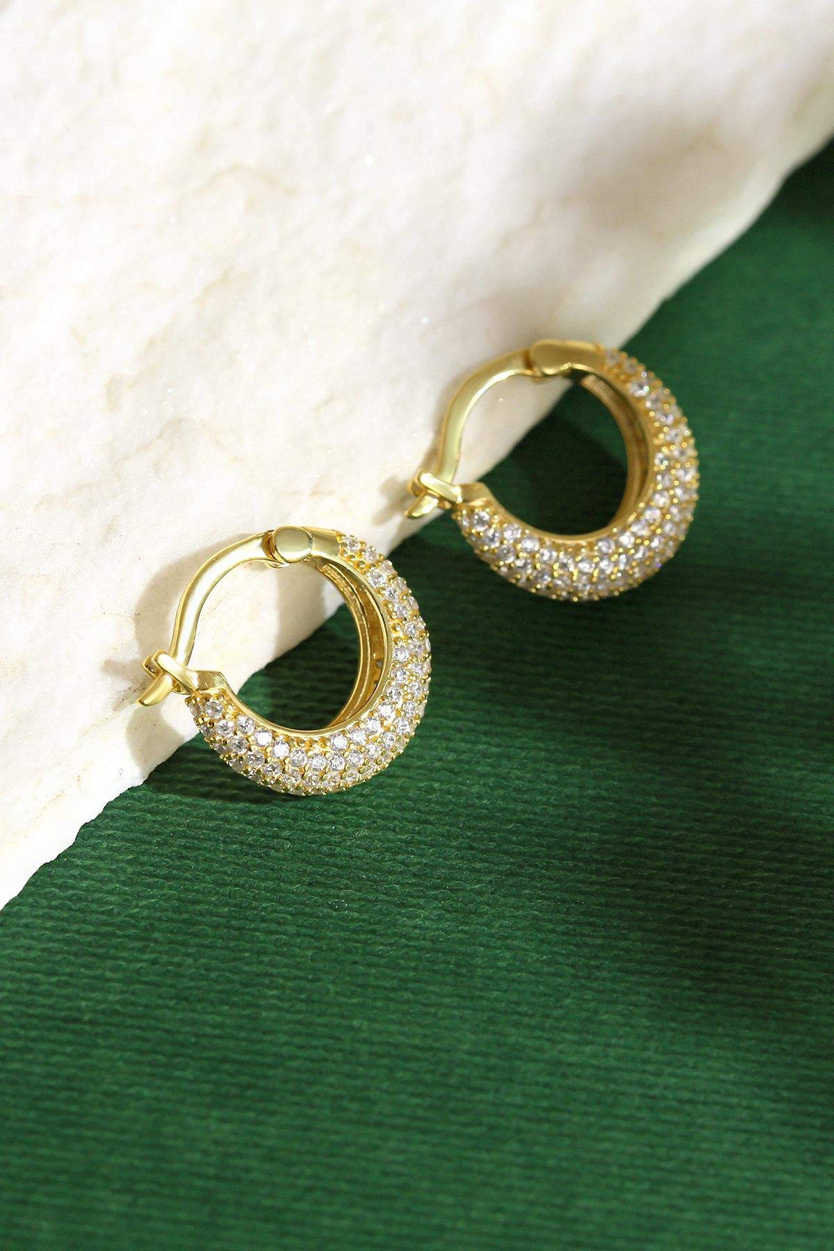 Zirkon Taşlı Oval Küpe
