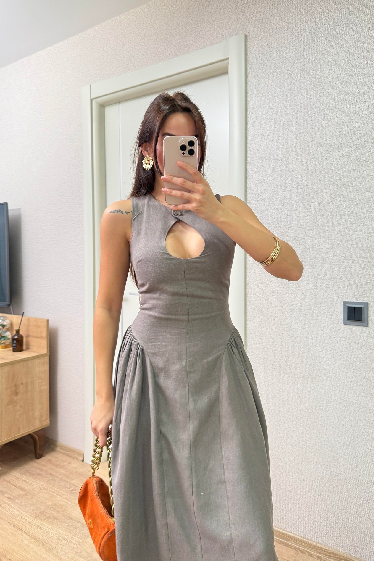 KAHVE BEL YAKA DEKOLTELİ BELDEN OTURAN KETEN ELBİSE
