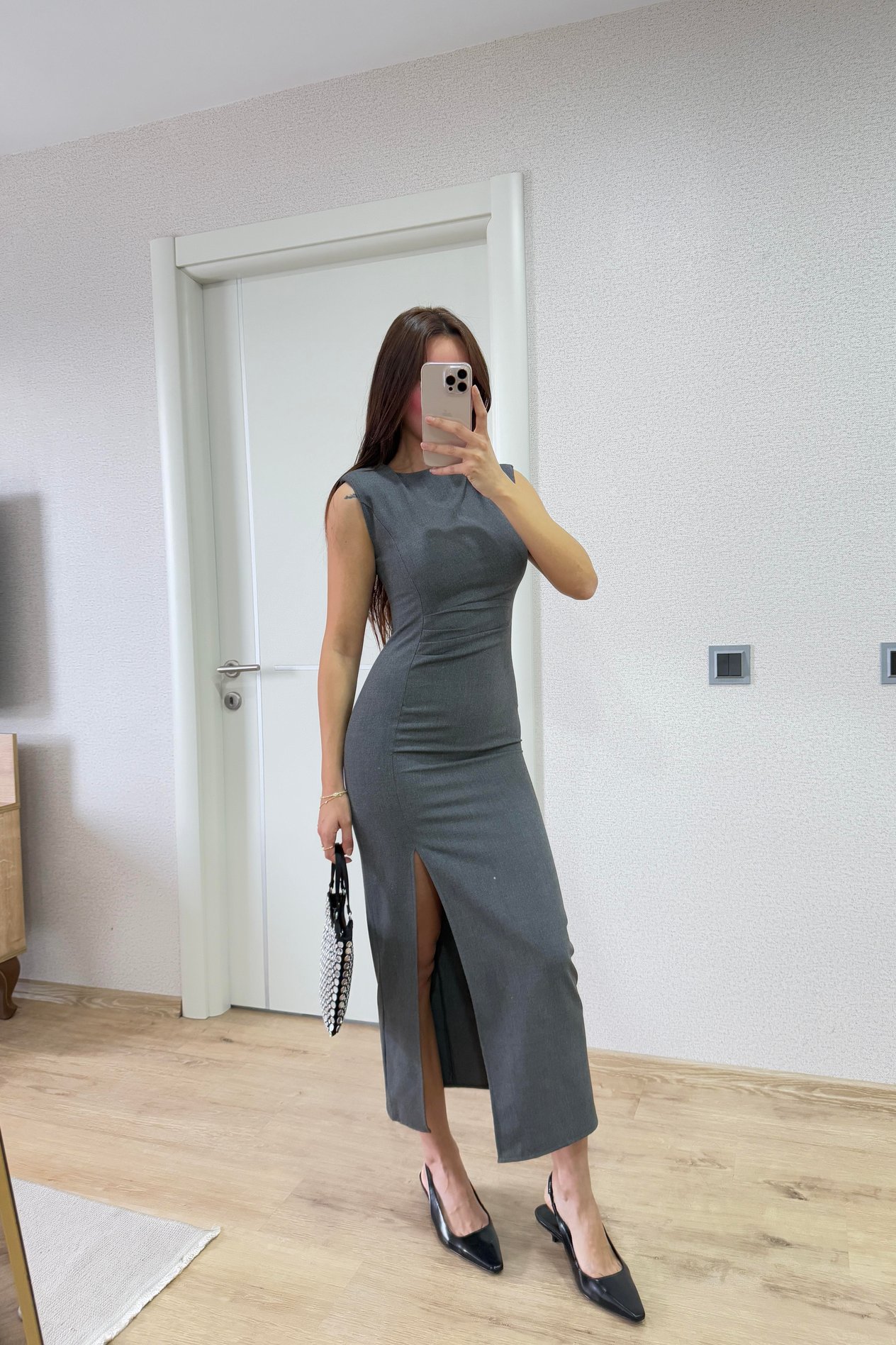 ÖN TARAFI DRAPE DETAYLI YIRTMAÇLI ELBİSE GRİ
