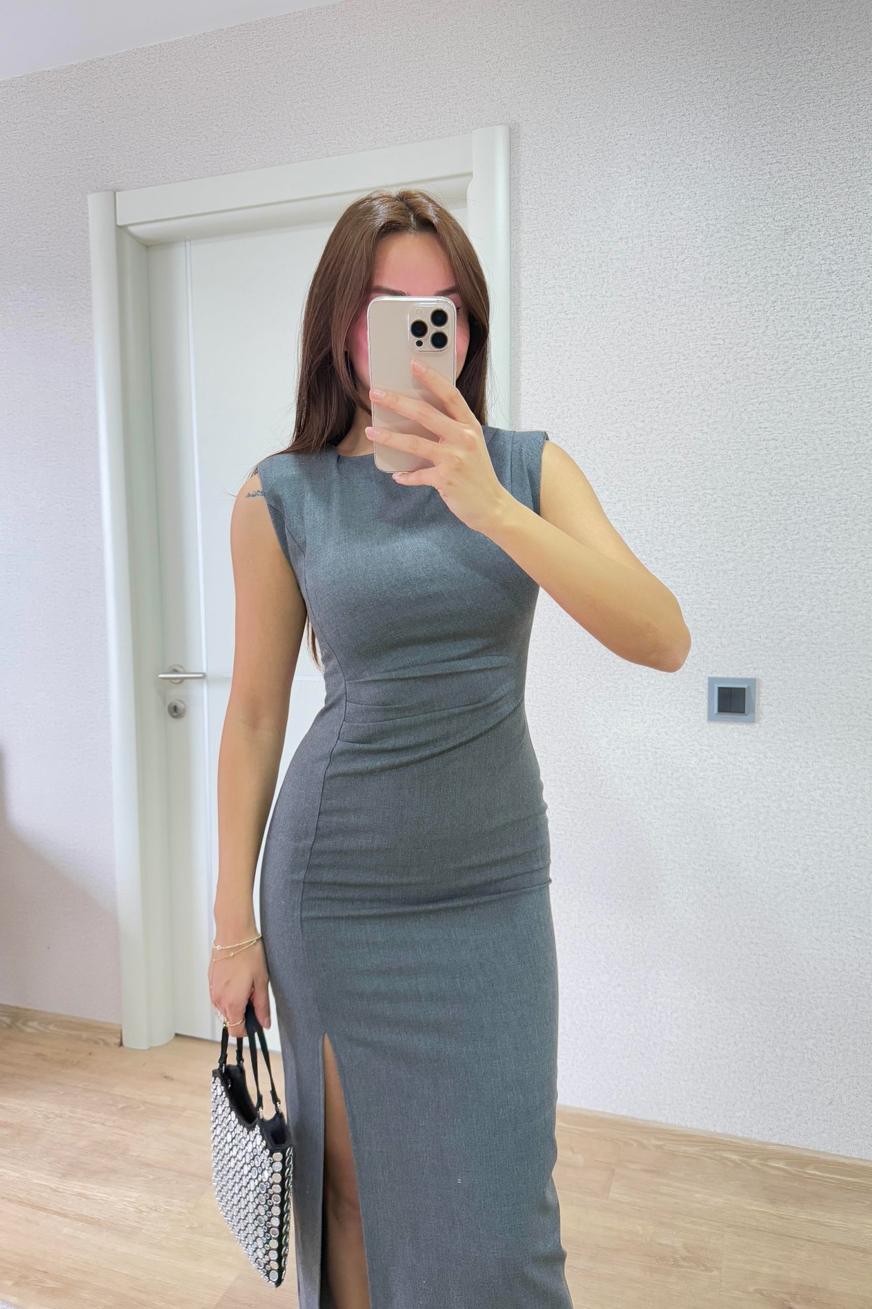 ÖN TARAFI DRAPE DETAYLI YIRTMAÇLI ELBİSE GRİ