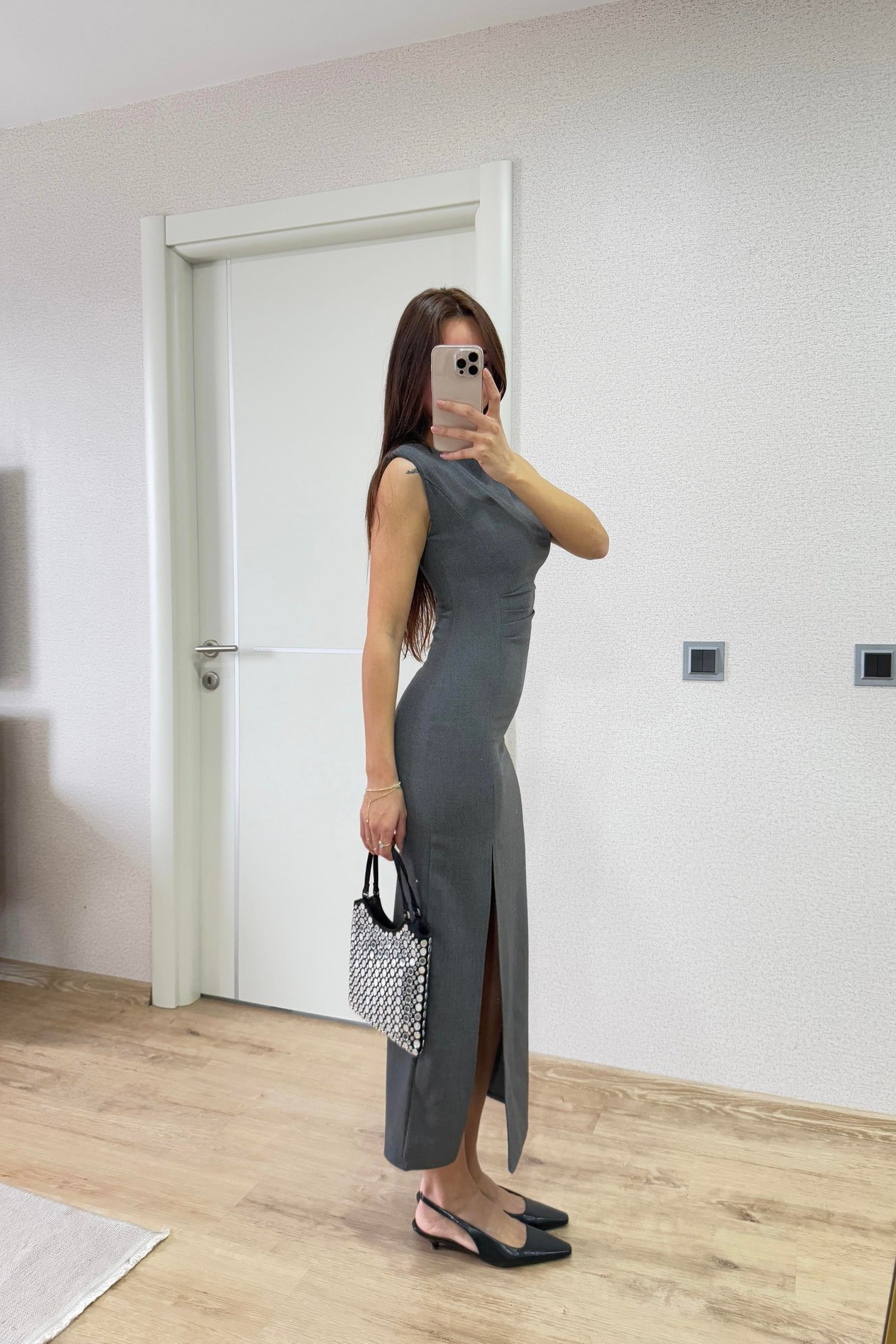 ÖN TARAFI DRAPE DETAYLI YIRTMAÇLI ELBİSE GRİ