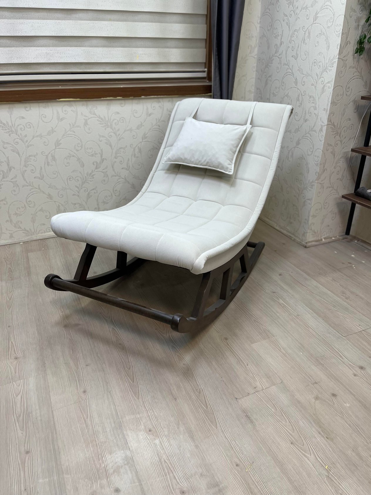 MİSKİN SALLANAN SANDALYE
