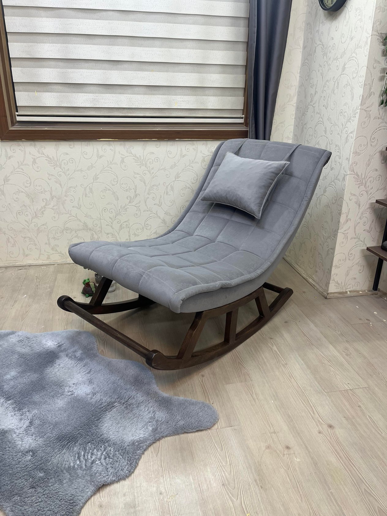 MİSKİN SALLANAN SANDALYE