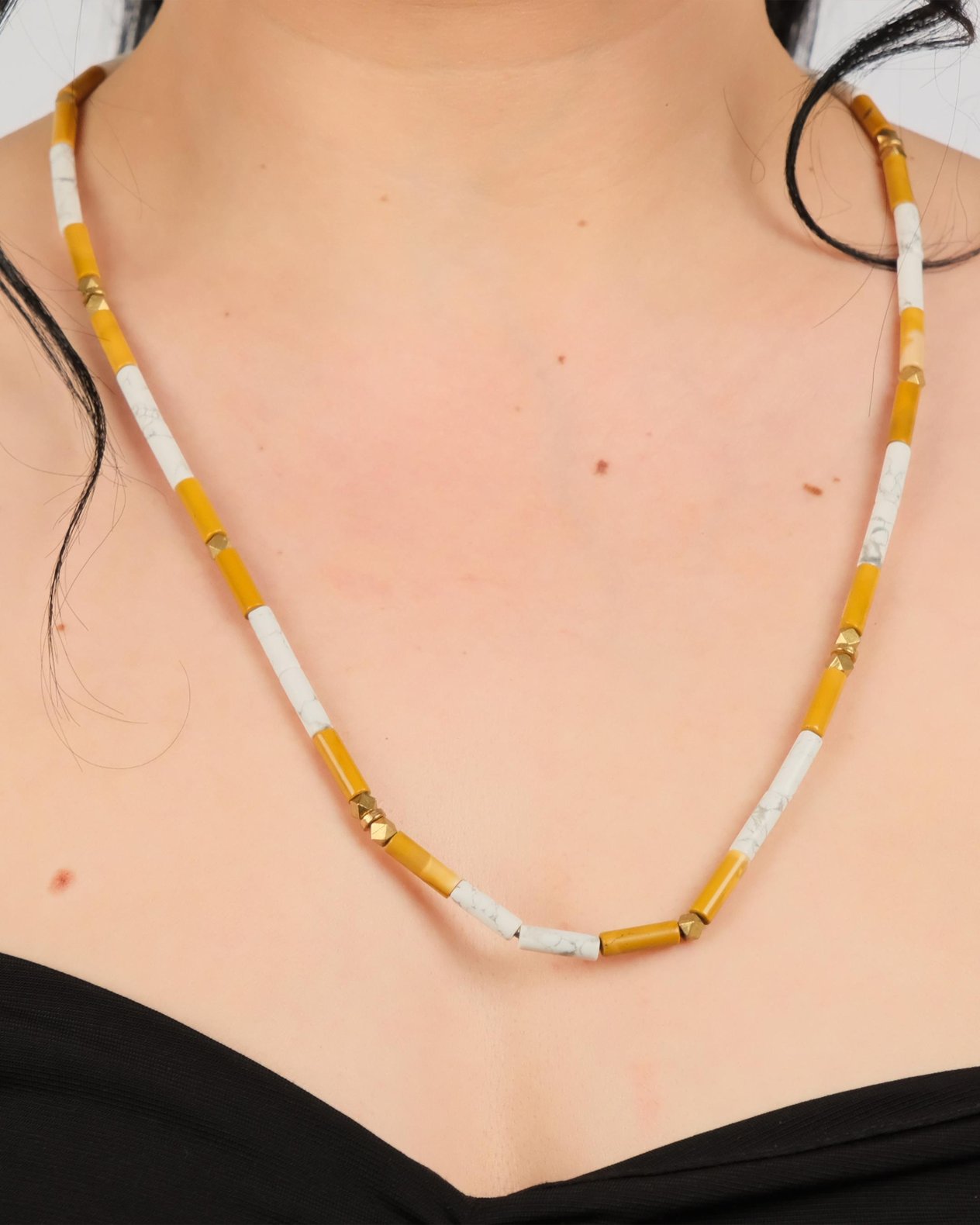 Polimooi El Yapımı Akik & Howlite Silindir Boncuklu Bronz Detaylı Kolye – Boho Vintage Statement