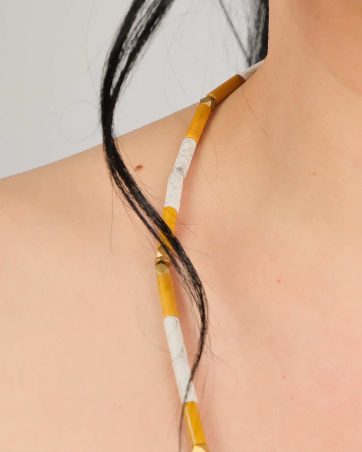 Polimooi El Yapımı Akik & Howlite Silindir Boncuklu Bronz Detaylı Kolye – Boho Vintage Statement