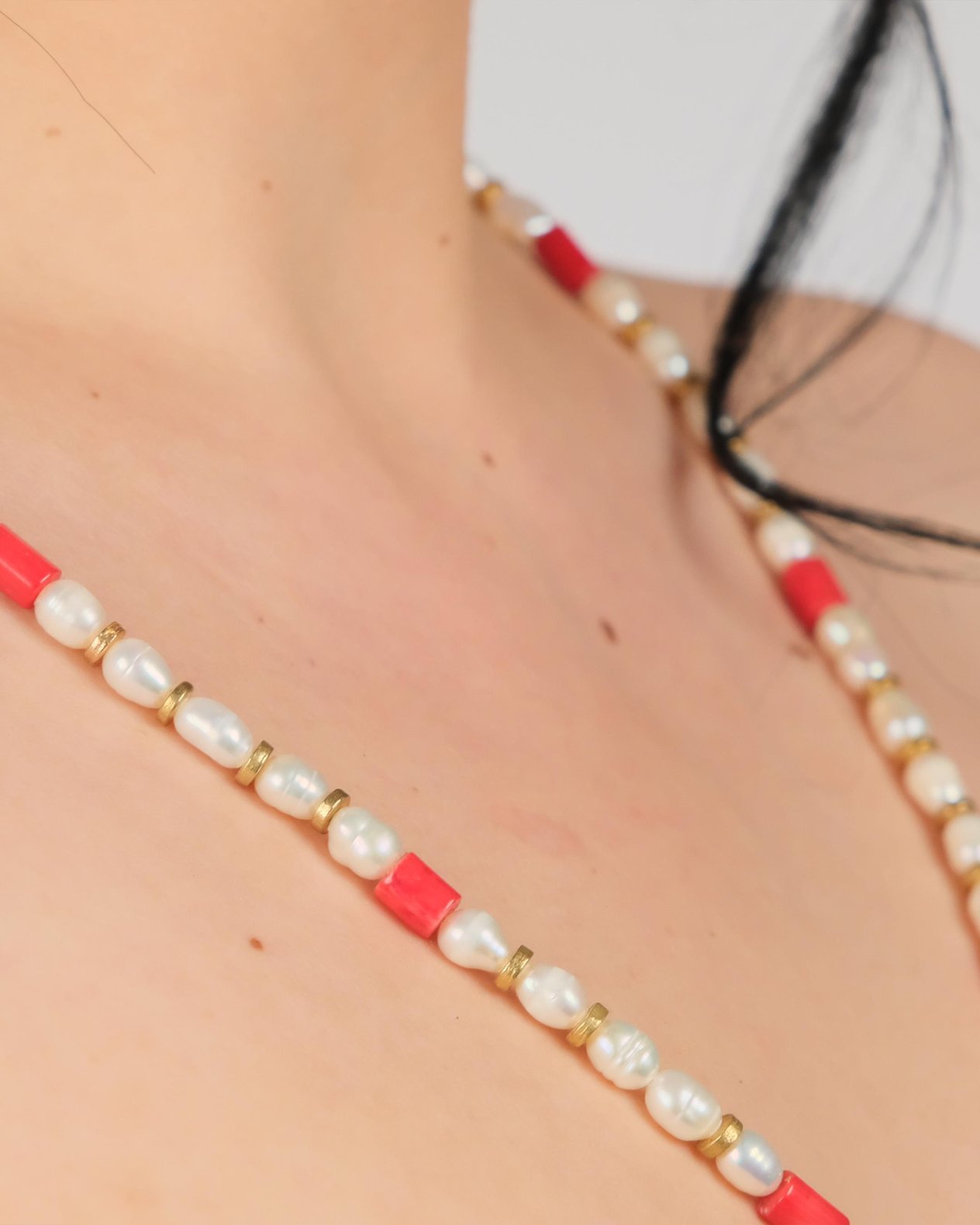 Polimooi El Yapımı Doğal İnci & Mercan Boncuklu Bronz Disk Kolye – Boho Vintage Statement