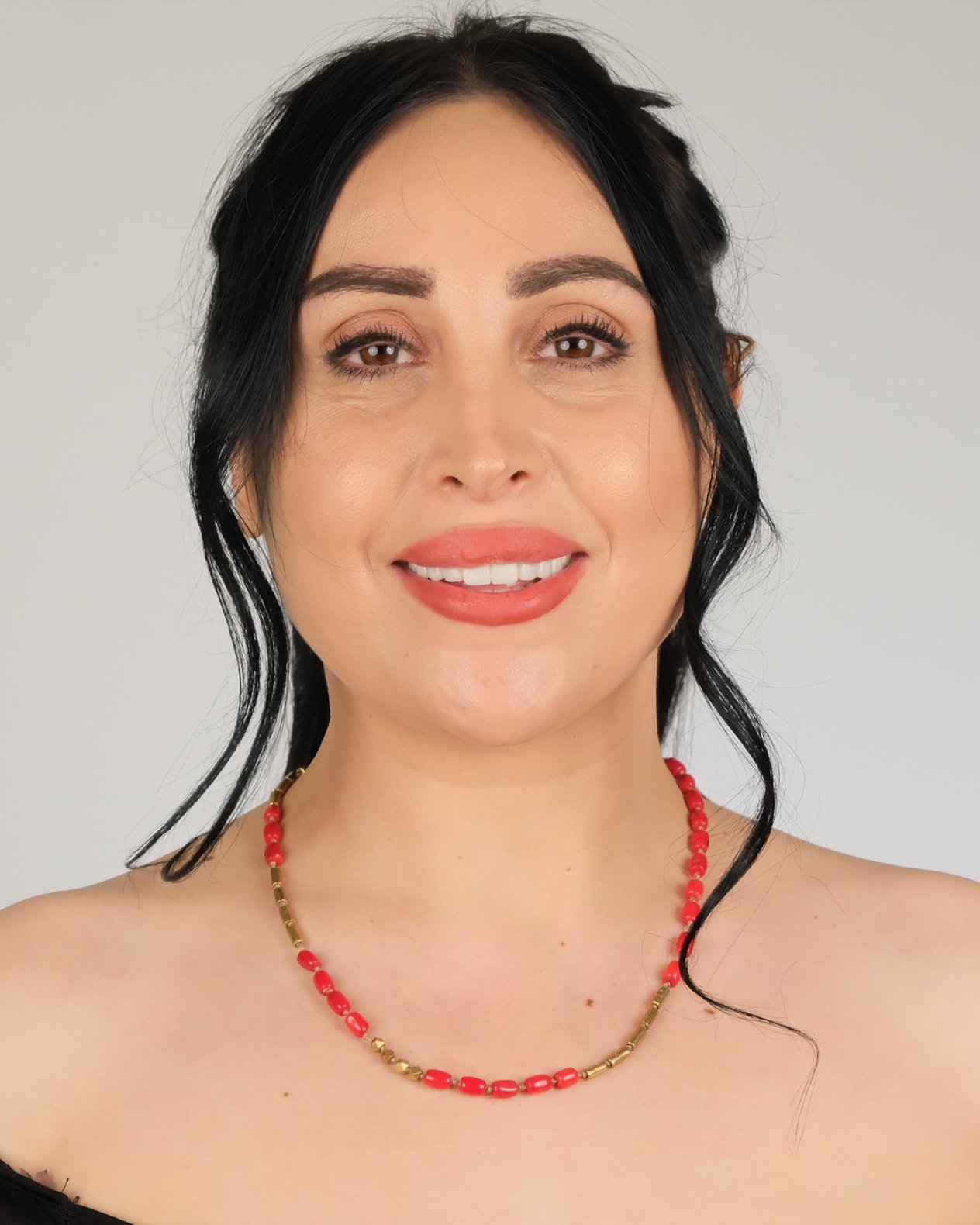 Polimooi El Yapımı Mercan Boncuklu Bronz Silindir & Piramit Detaylı Kolye – Boho Vintage Statement