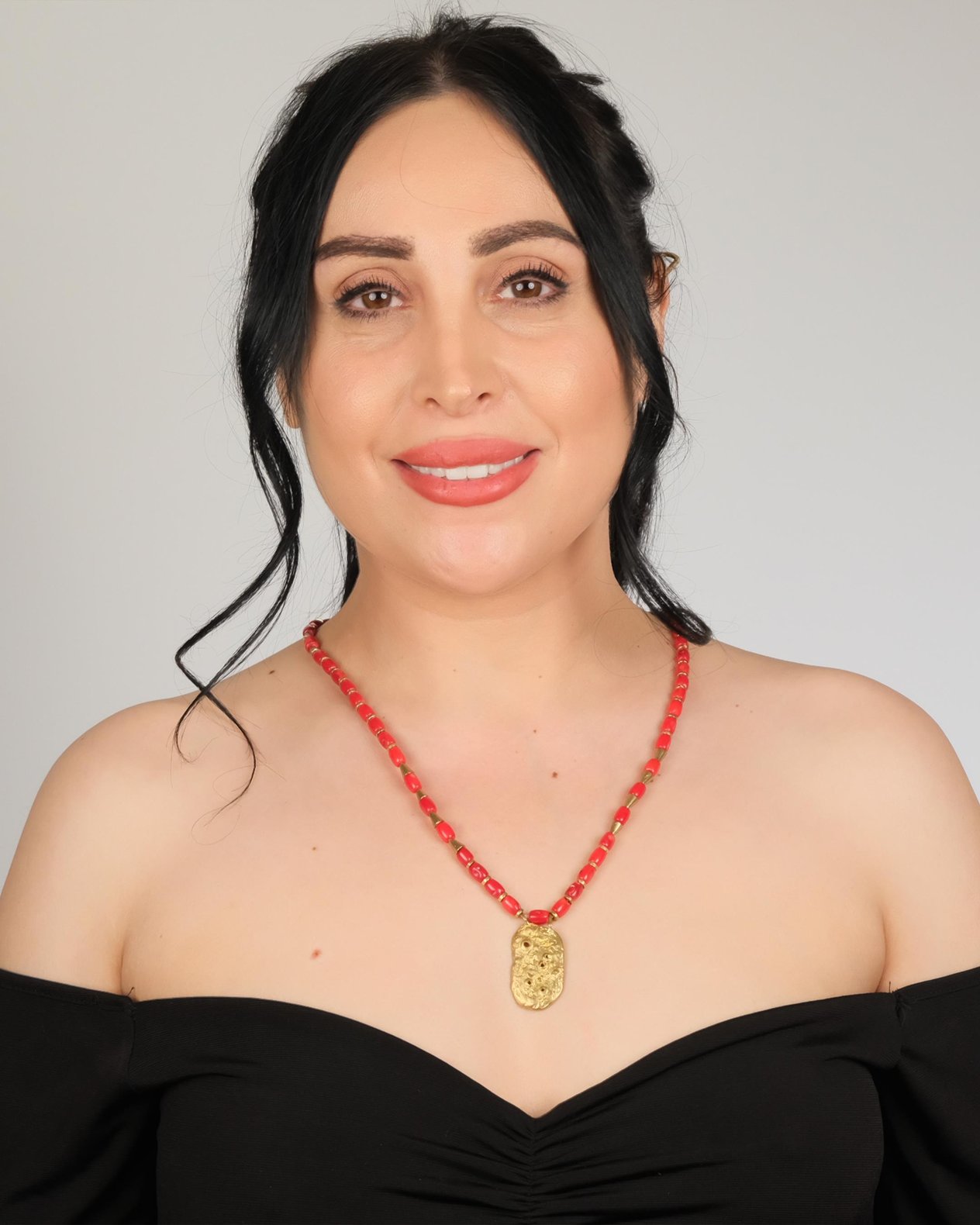 Polimooi El Yapımı Mercan Boncuklu Bronz Organik Plaka Kolye – Boho Vintage Statement