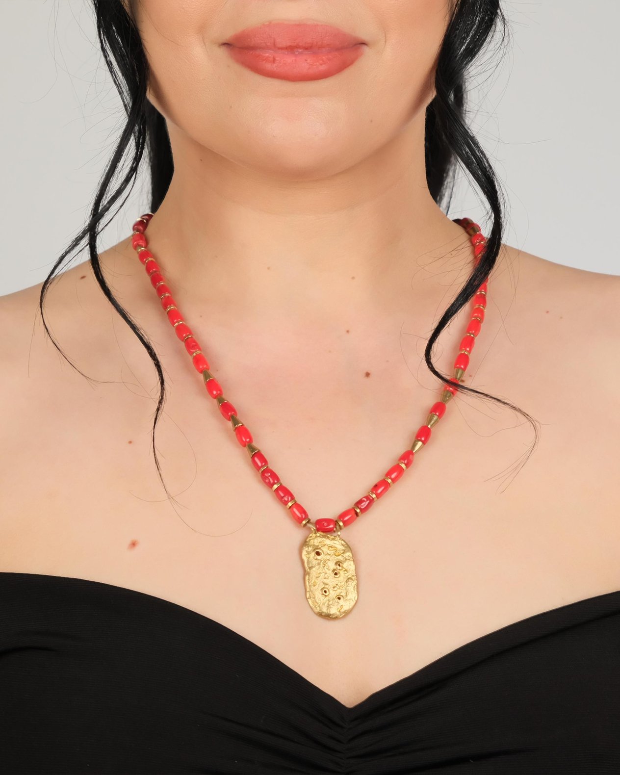 Polimooi El Yapımı Mercan Boncuklu Bronz Organik Plaka Kolye – Boho Vintage Statement