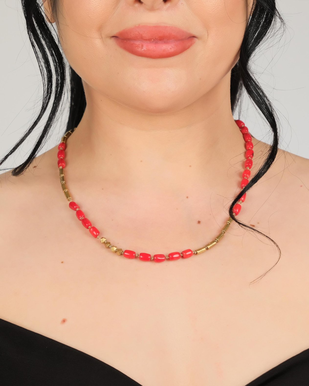 Polimooi El Yapımı Mercan Boncuklu Bronz Silindir & Piramit Detaylı Kolye – Boho Vintage Statement
