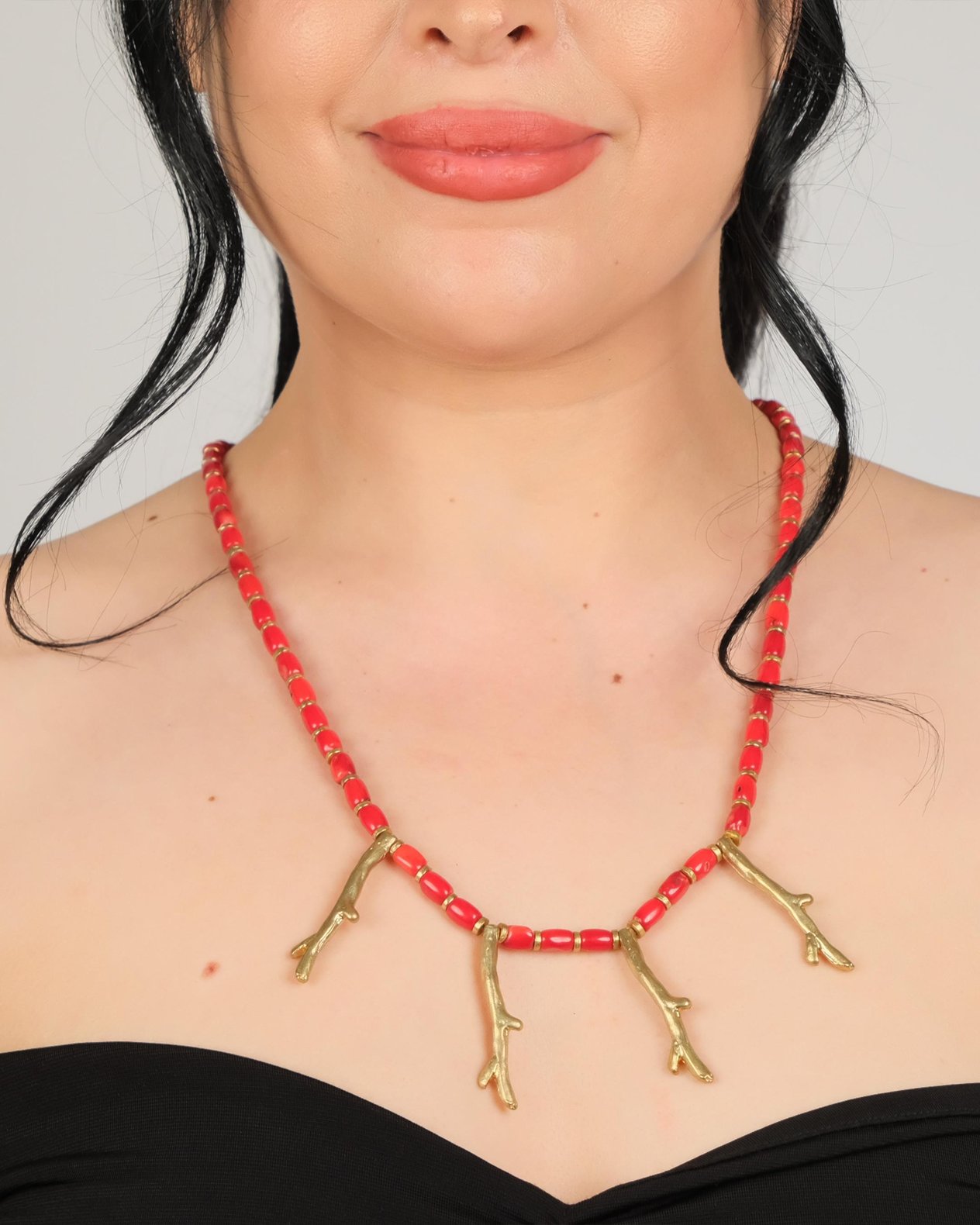Polimooi El Yapımı Mercan Boncuklu Bronz Dal Sallantılı Kolye – Boho Akdeniz Statement
