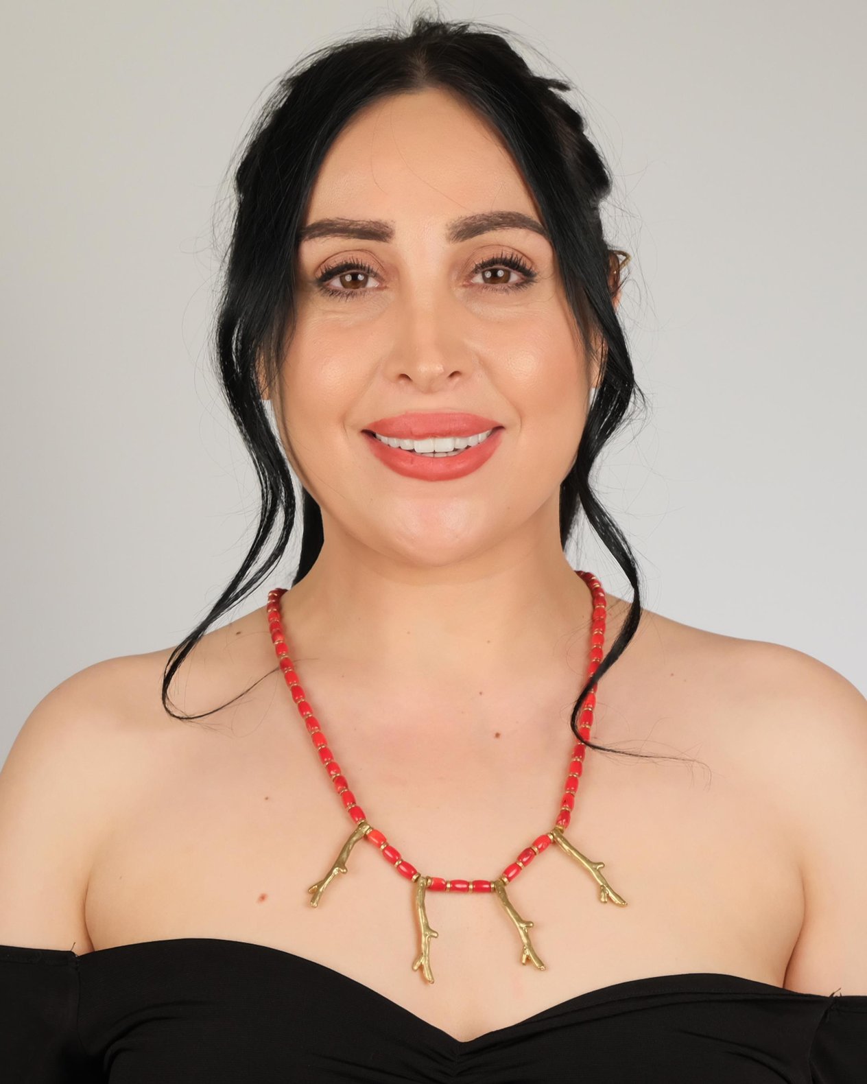 Polimooi El Yapımı Mercan Boncuklu Bronz Dal Sallantılı Kolye – Boho Akdeniz Statement