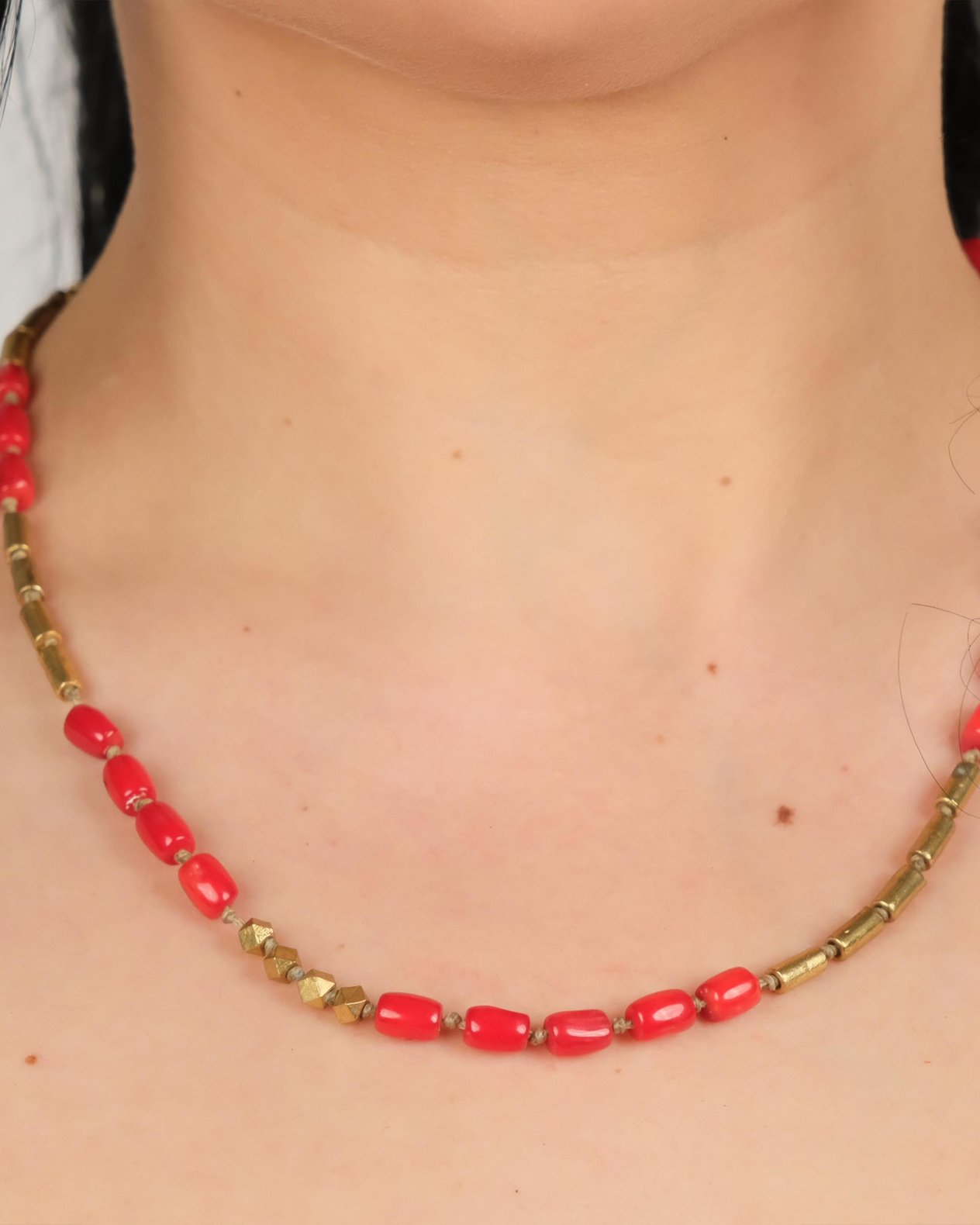 Polimooi El Yapımı Mercan Boncuklu Bronz Silindir & Piramit Detaylı Kolye – Boho Vintage Statement