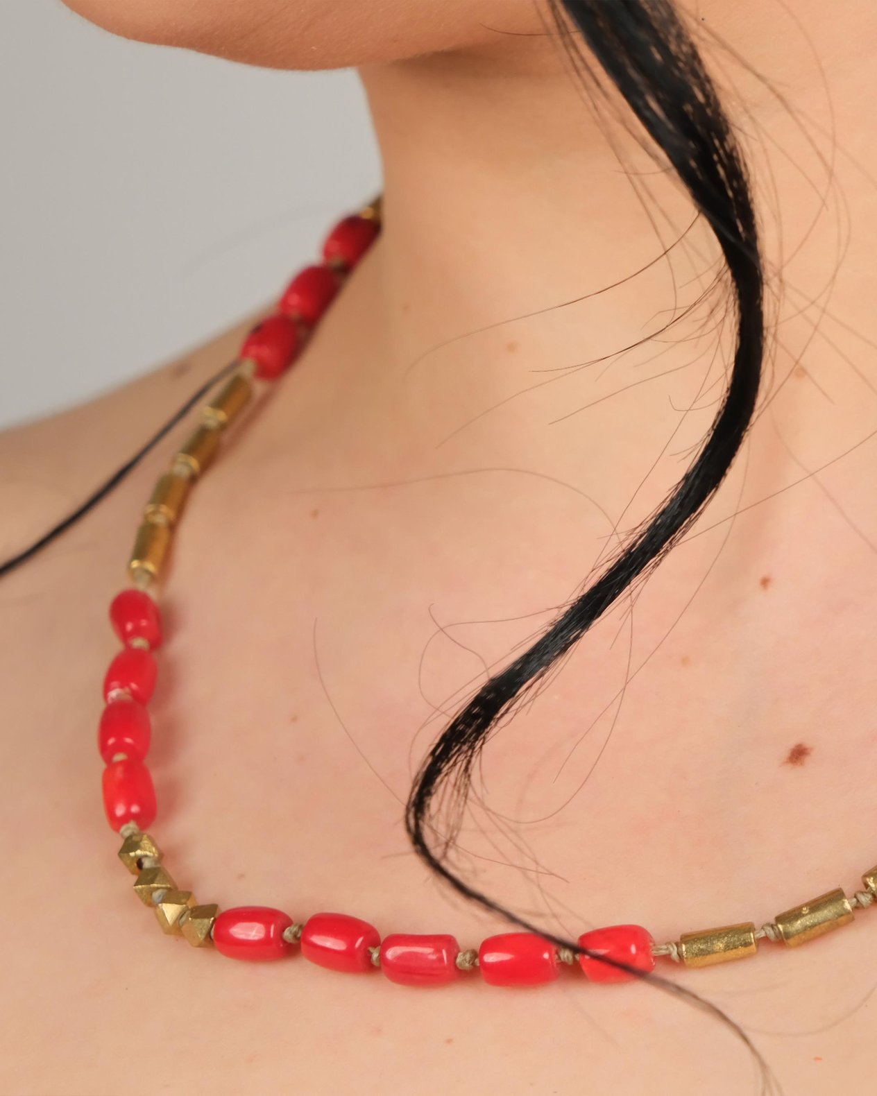 Polimooi El Yapımı Mercan Boncuklu Bronz Silindir & Piramit Detaylı Kolye – Boho Vintage Statement