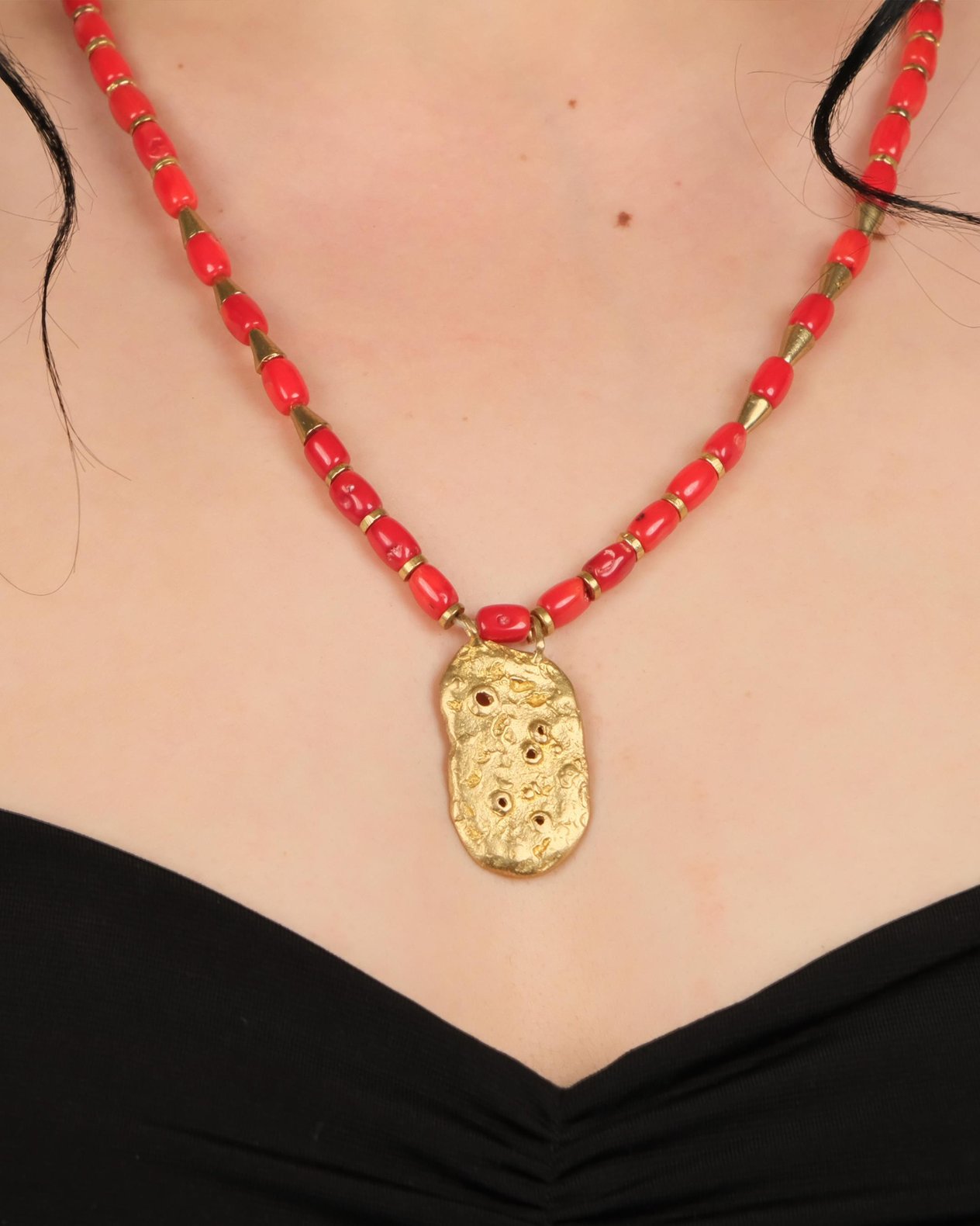 Polimooi El Yapımı Mercan Boncuklu Bronz Organik Plaka Kolye – Boho Vintage Statement