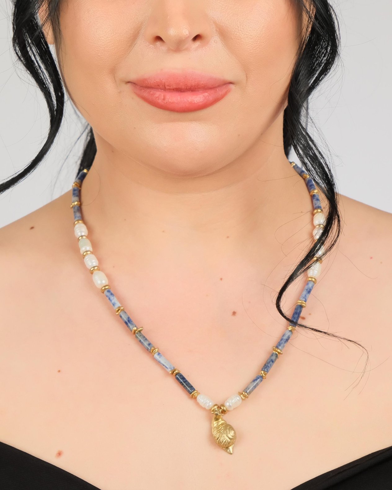 Polimooi El Yapımı Sodalit & İnci Boncuklu Bronz Salyangoz Kolye – Boho Vintage Statement