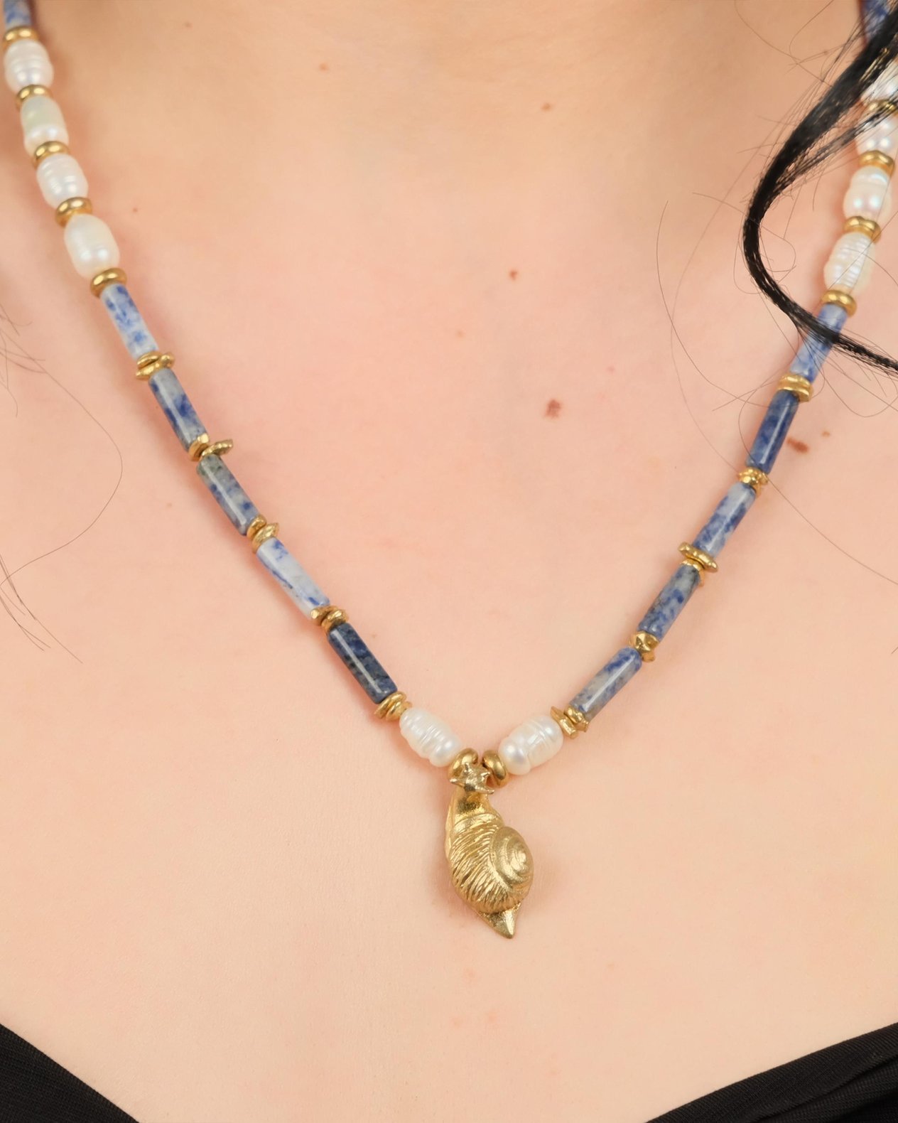 Polimooi El Yapımı Sodalit & İnci Boncuklu Bronz Salyangoz Kolye – Boho Vintage Statement