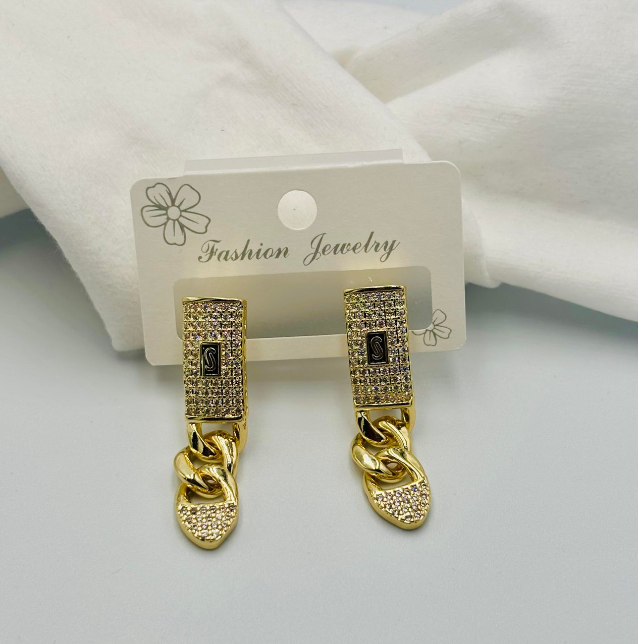 Gold Taşlı Sallantılı Küpe