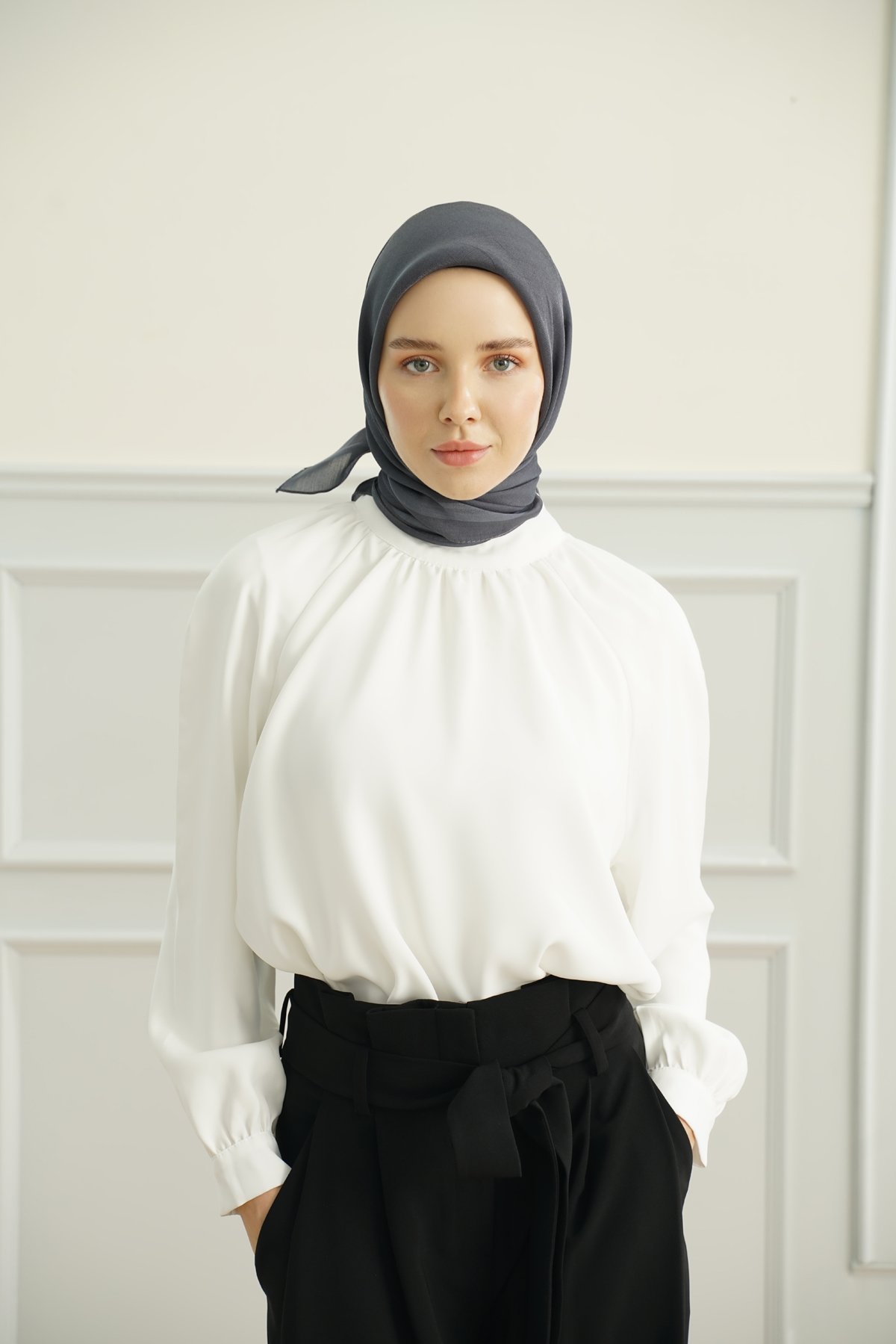 ÇERÇEVELİ DÜZ DESEN EŞARP - FÜME