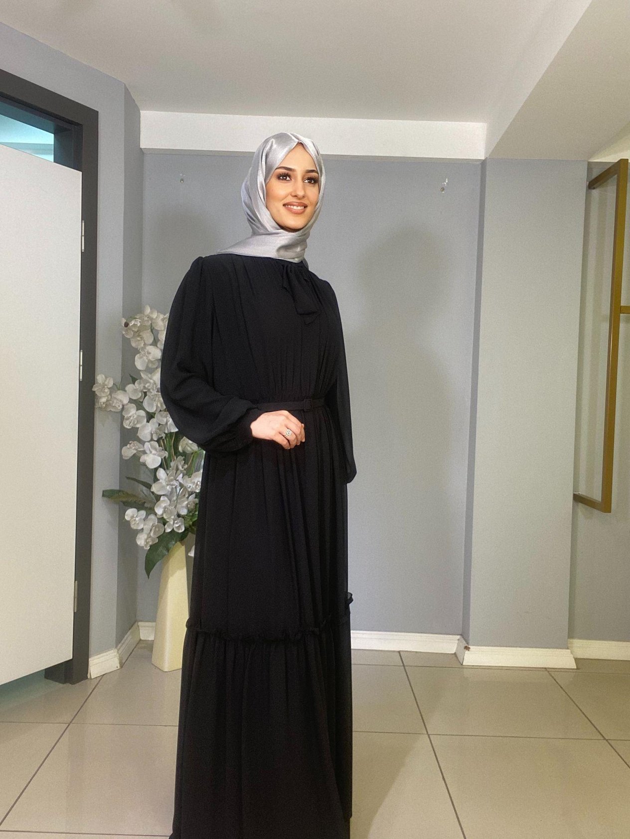 JAMİLA SARAH ÖNÜ BÜZGÜLÜ FIRFIRLI ŞİFON ELBİSE