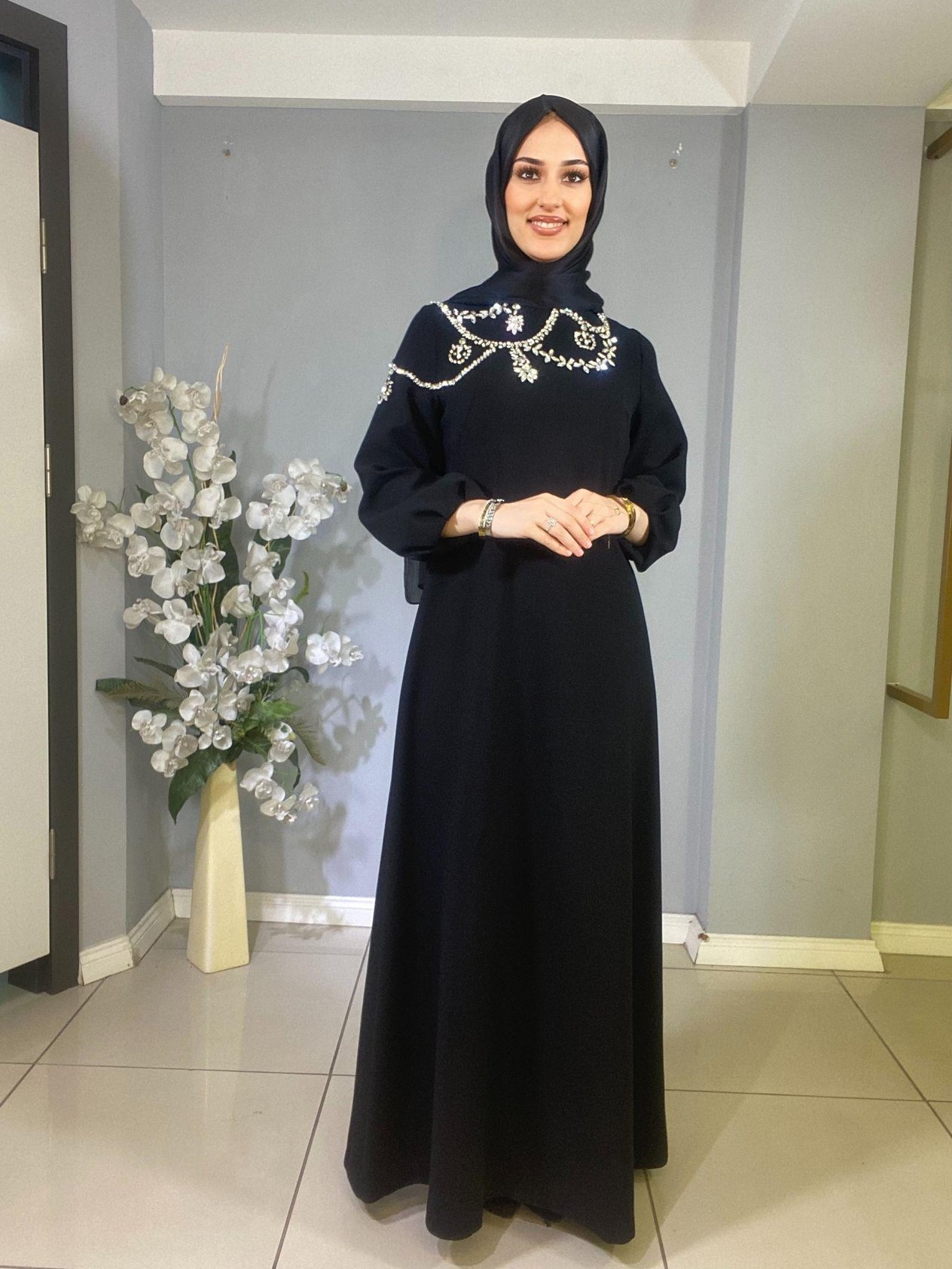 JAMİLA SARAH TEK TARAFLI İŞLEMELİ KAYIK YAKA KREP KUMAŞ ELBİSE