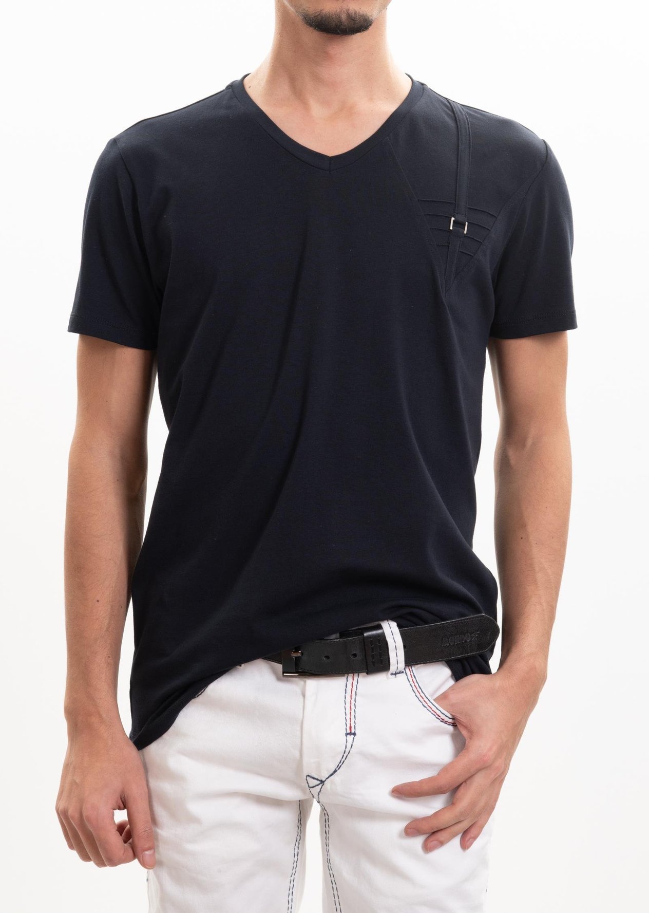 Metal Detaylı V Yaka T-Shirt