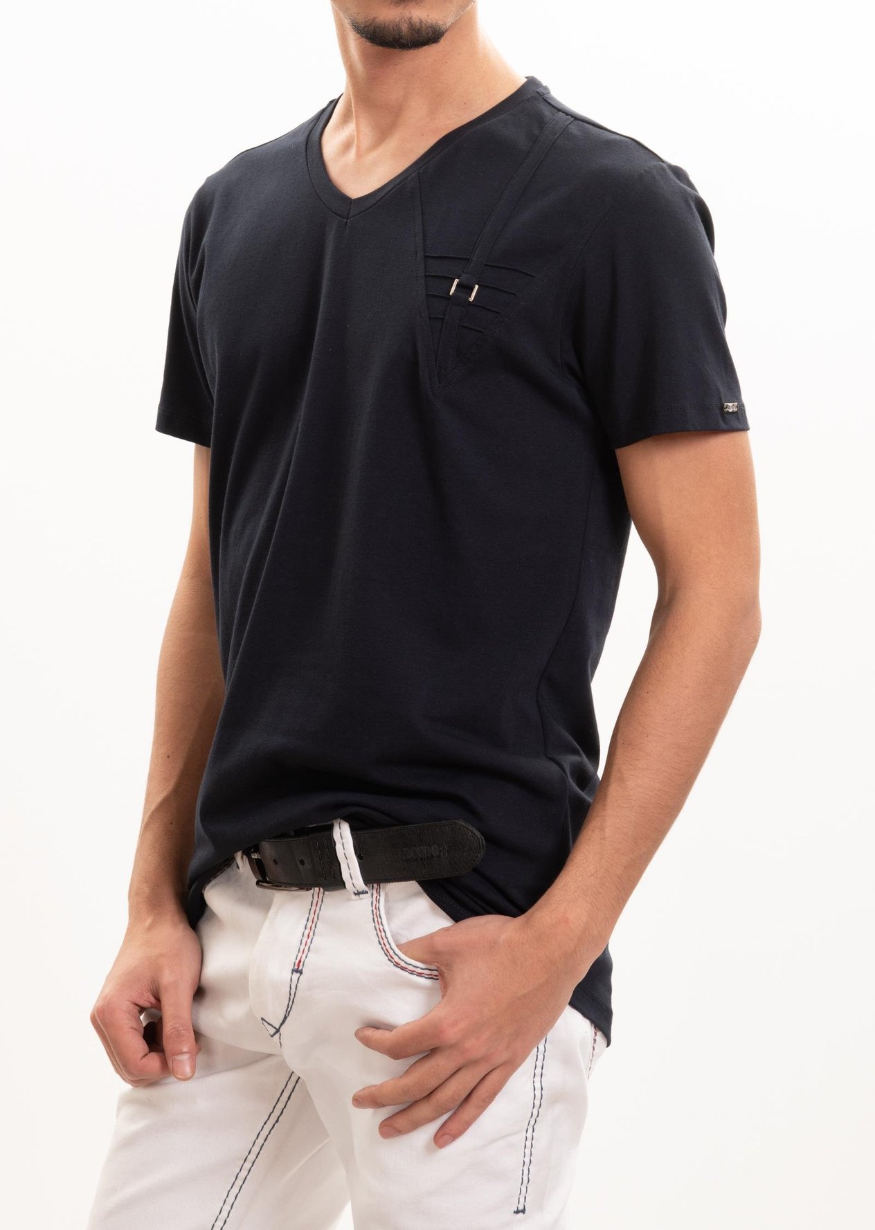 Metal Detaylı V Yaka T-Shirt