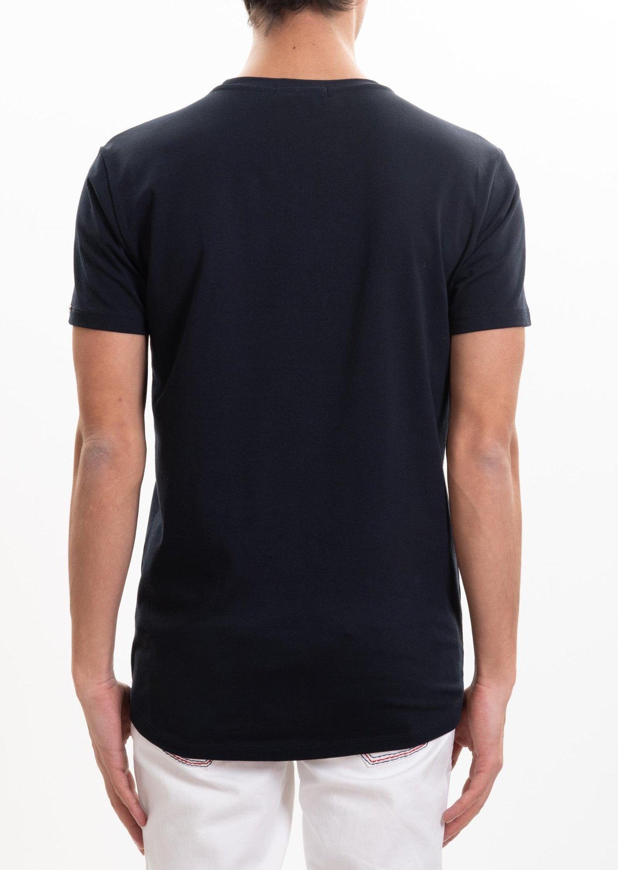 Metal Detaylı V Yaka T-Shirt