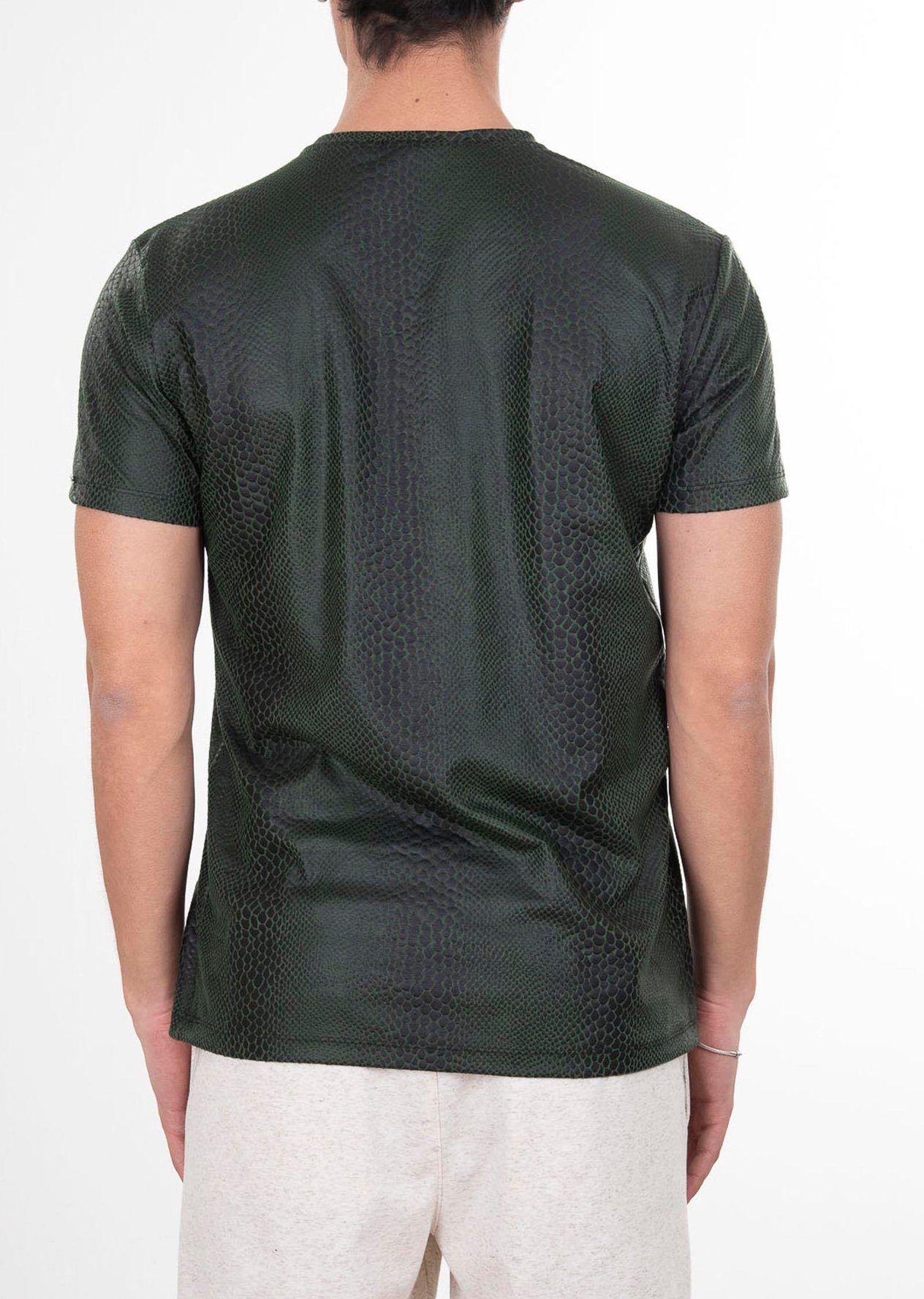 Yılan Derisi Desenli V Yaka T-Shirt