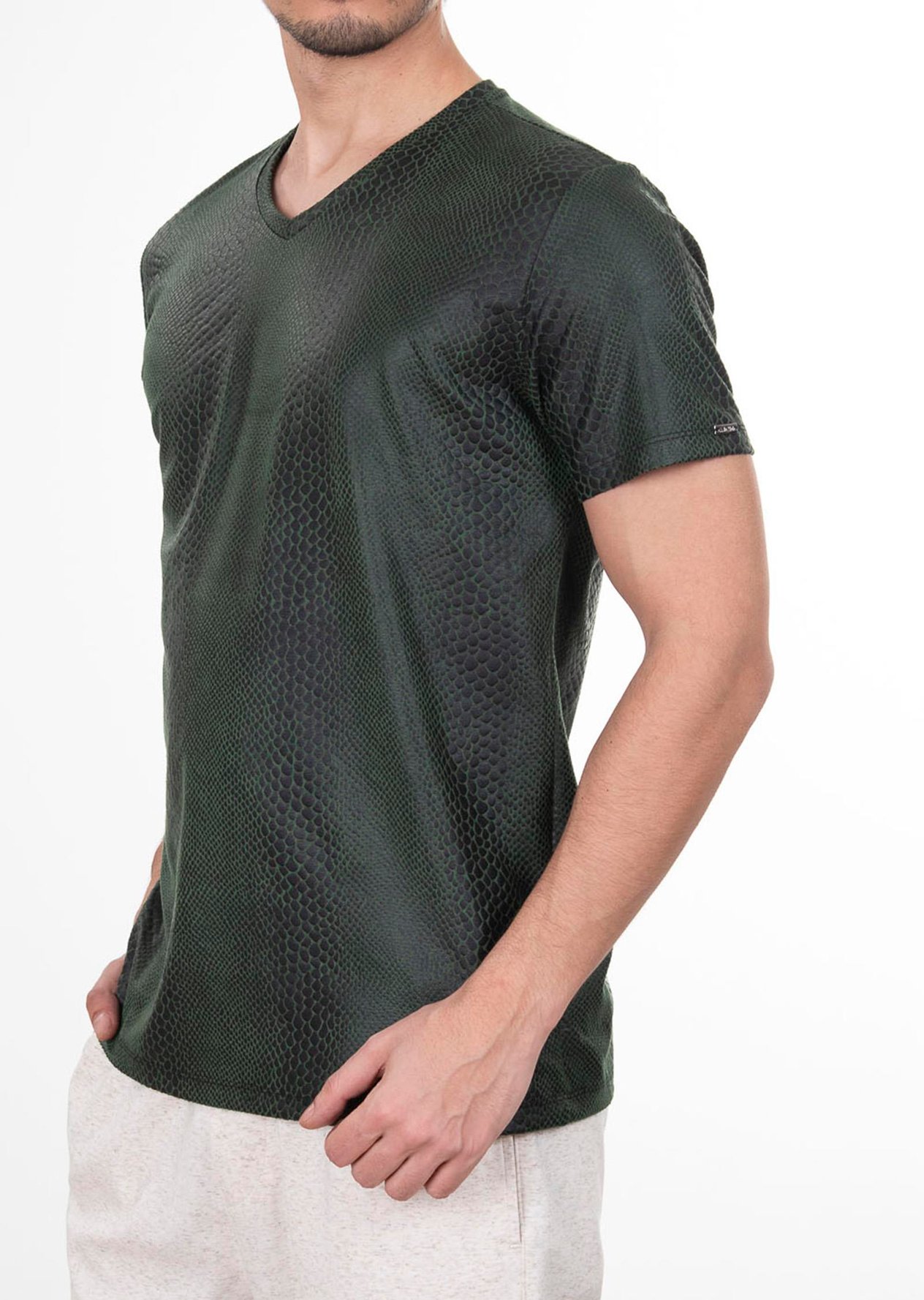 Yılan Derisi Desenli V Yaka T-Shirt