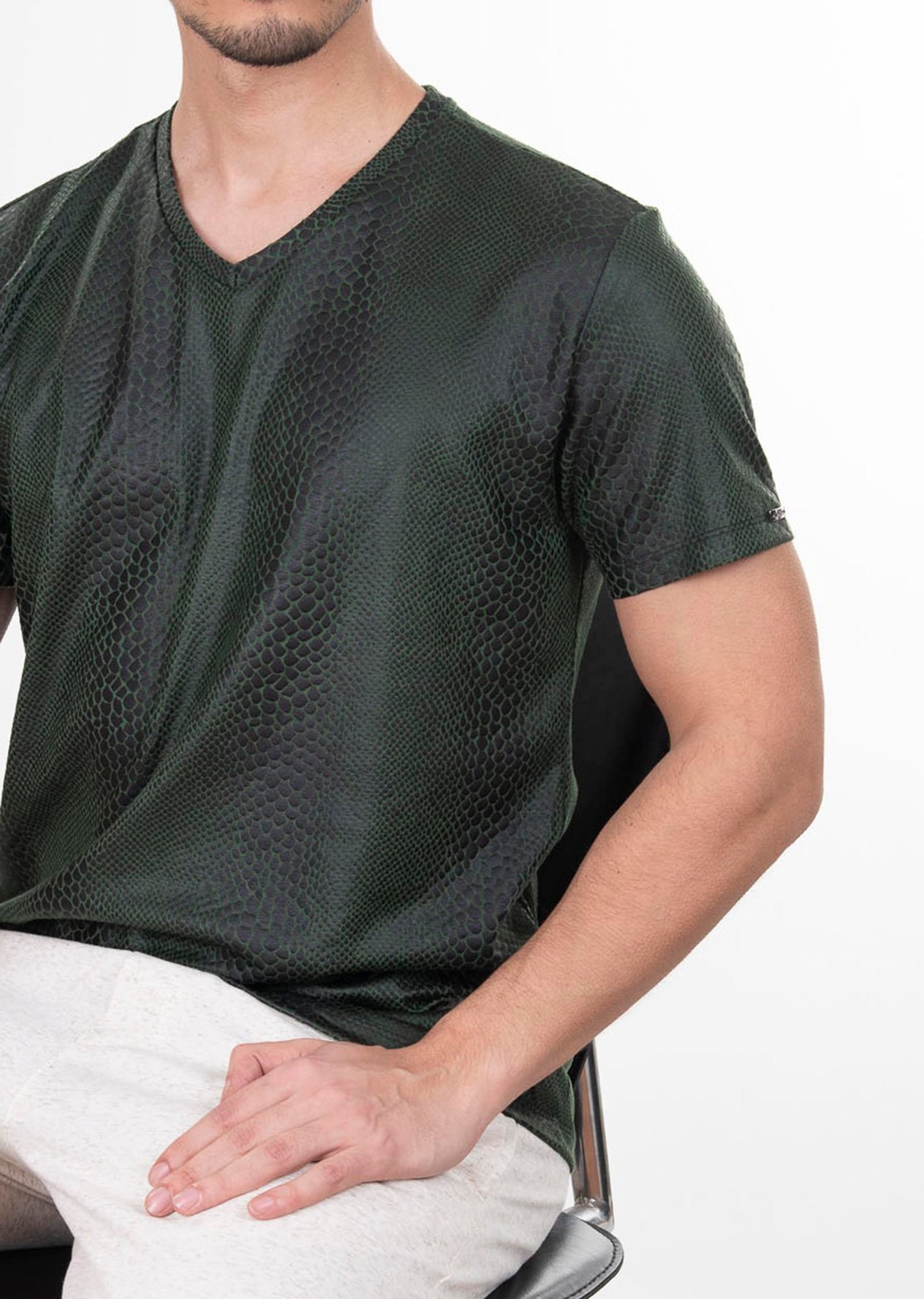 Yılan Derisi Desenli V Yaka T-Shirt