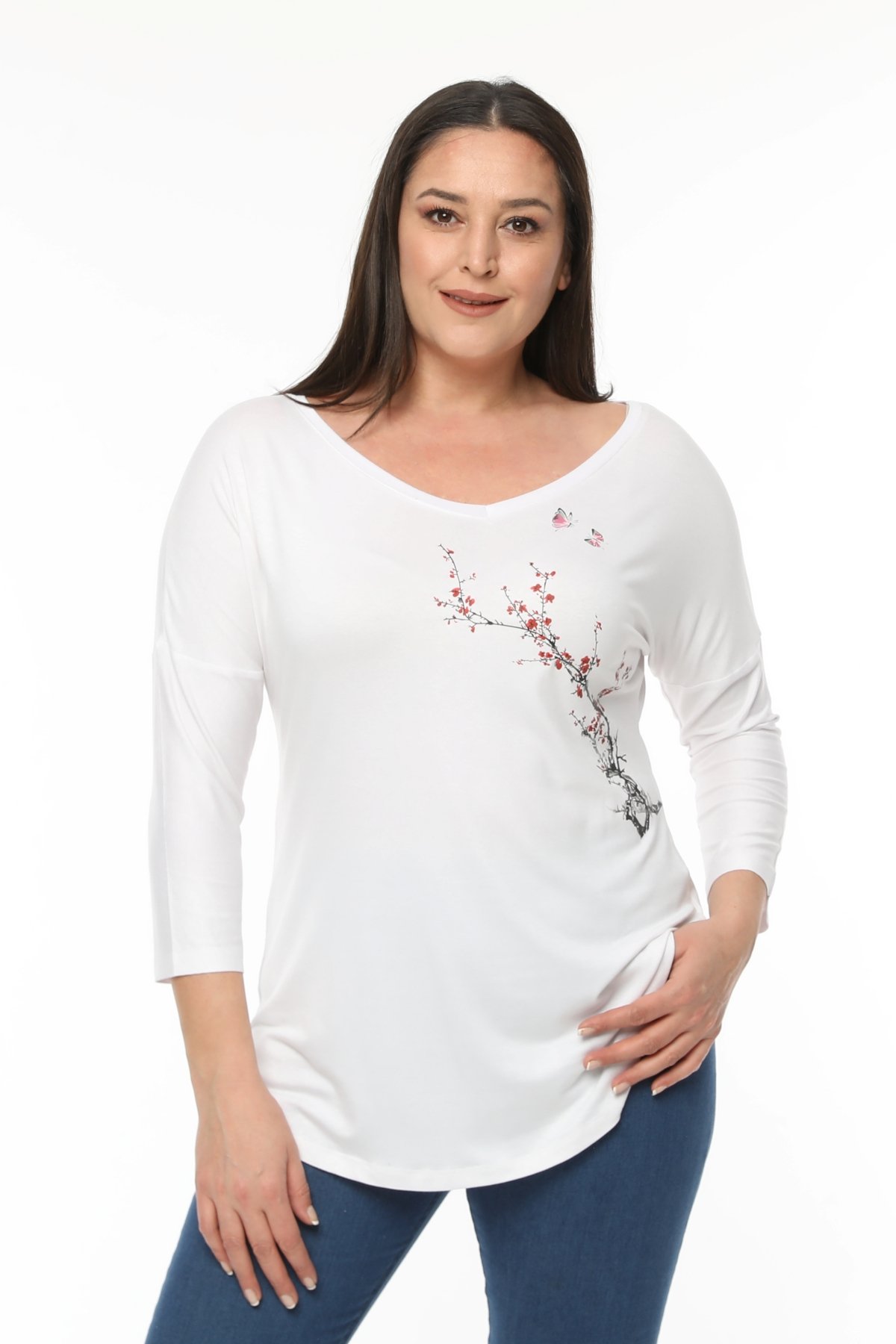 Büyük Beden Sakura Baskılı Geniş V Yaka Yarım Kol Oval Yırtmaç Bluz BeyazCurvy TrendBüyük Beden Sakura Baskılı Geniş V Yaka Yarım Kol Oval Yırtmaç Bluz Beyaz