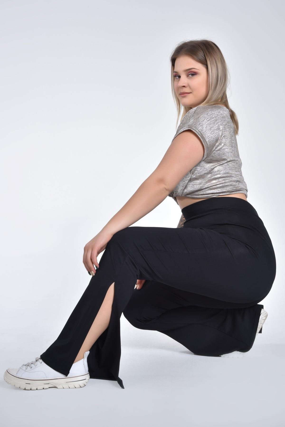 Büyük Beden Yüksek Bel Yırtmaçlı İspanyol Paça Tayt Pantolon SiyahCurvy TrendBüyük Beden Yüksek Bel Yırtmaçlı İspanyol Paça Tayt Pantolon Siyah