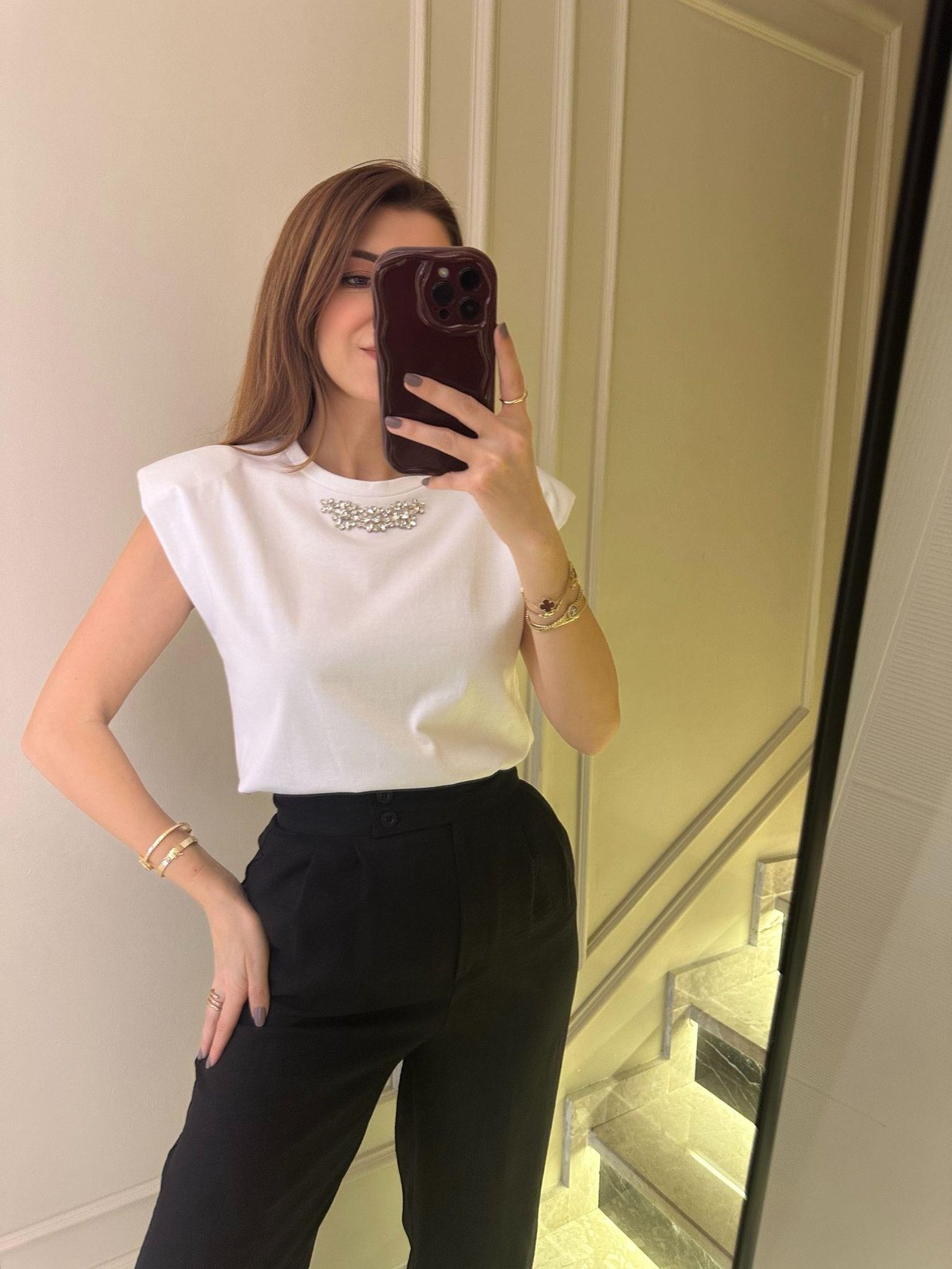 Beyaz Yakası Taşlı Vatkalı Bluz