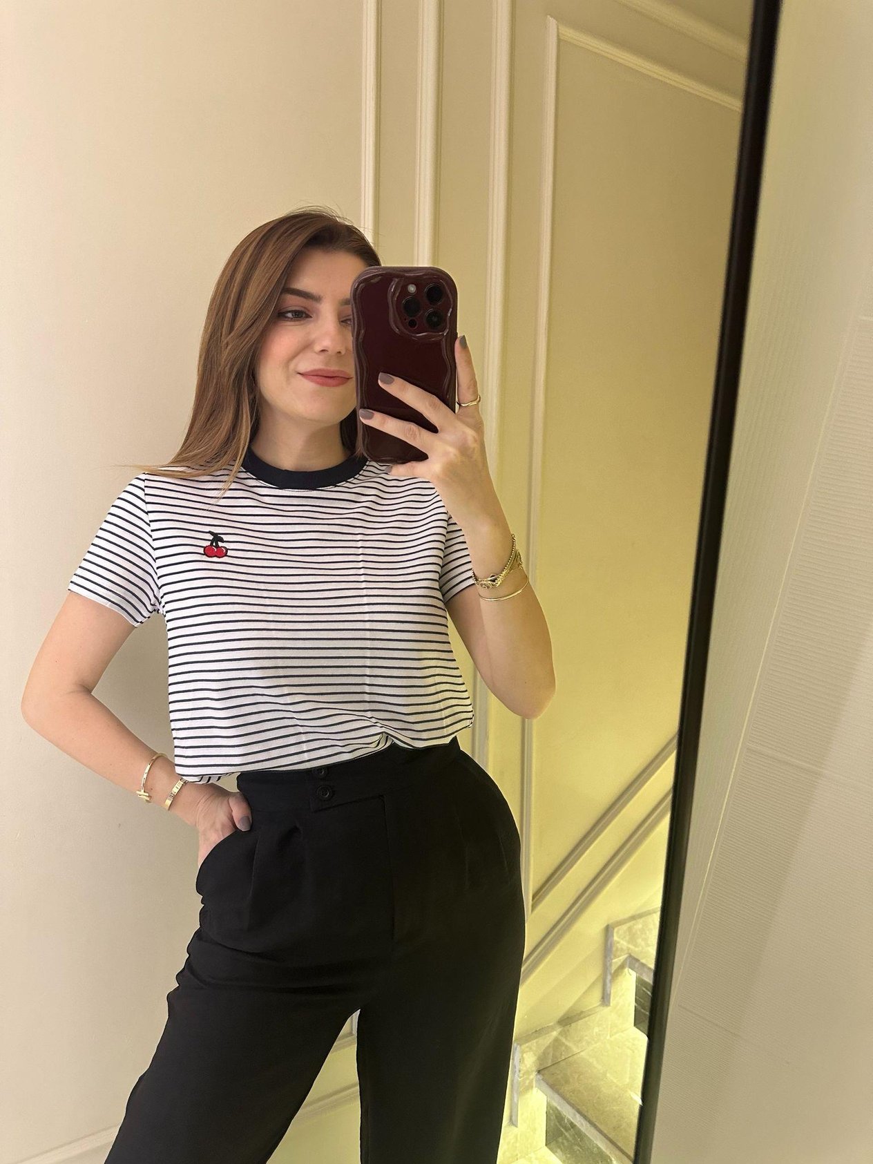 Siyah Çizgili Kiraz Nakışlı Tişört