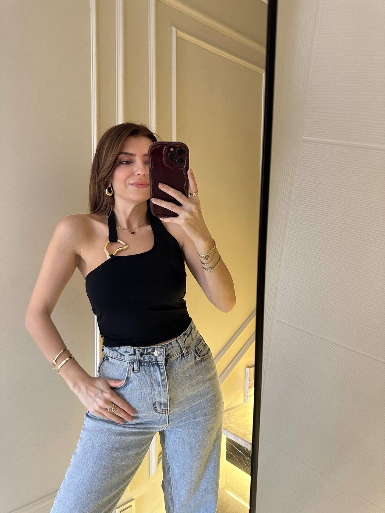 Siyah Boyundan Geçmeli Aksesuarlı Crop Bluz