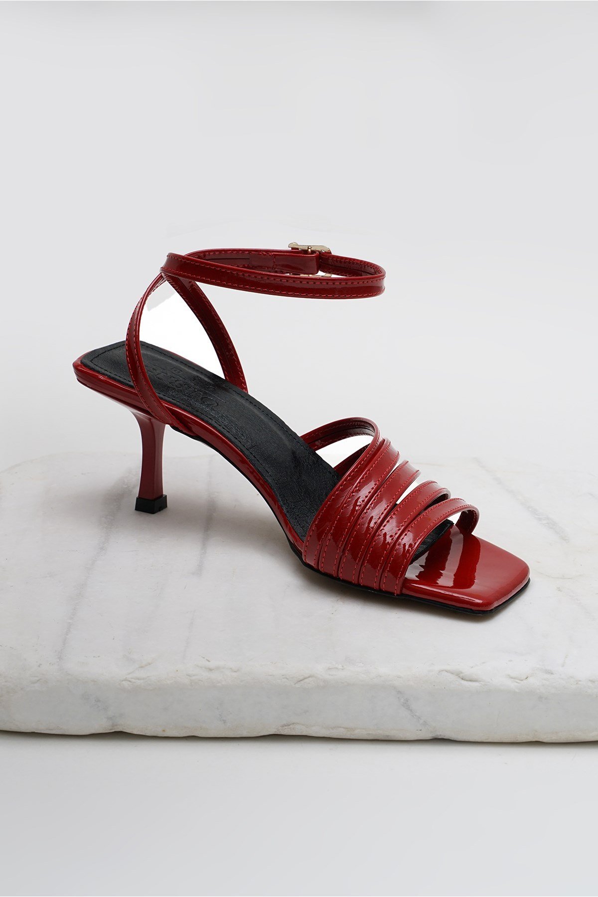 Isabella Kırmızı Rugan Topuklu Sandalet-SANDALET-Mio Gusto-01392RER