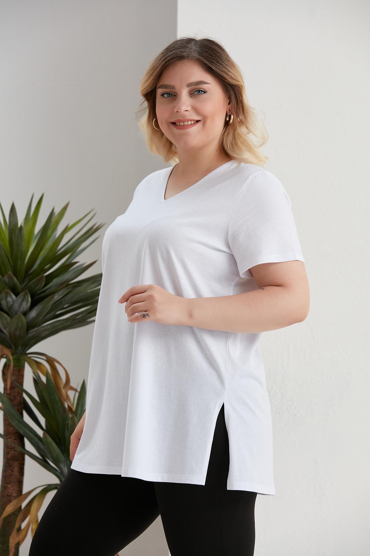 Trend42plus Büyük Beden Yırtmaçlı V Yaka Siyah-Beyaz 2'li Paket Tişört