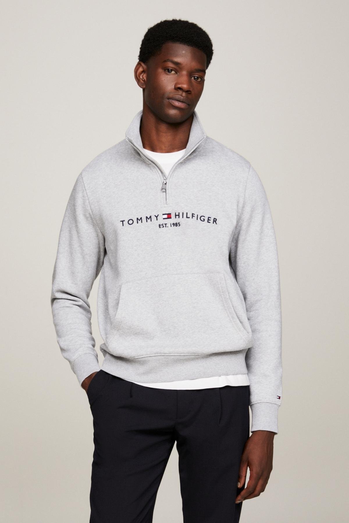 TOMMY HILFIGERSWEATSHIRTTommy Hilfiger Logo Mockneck Erkek Yarım Fermuarlı SweatshirtTommy Hilfiger Logo Mockneck Erkek Yarım Fermuarlı Sweatshirt