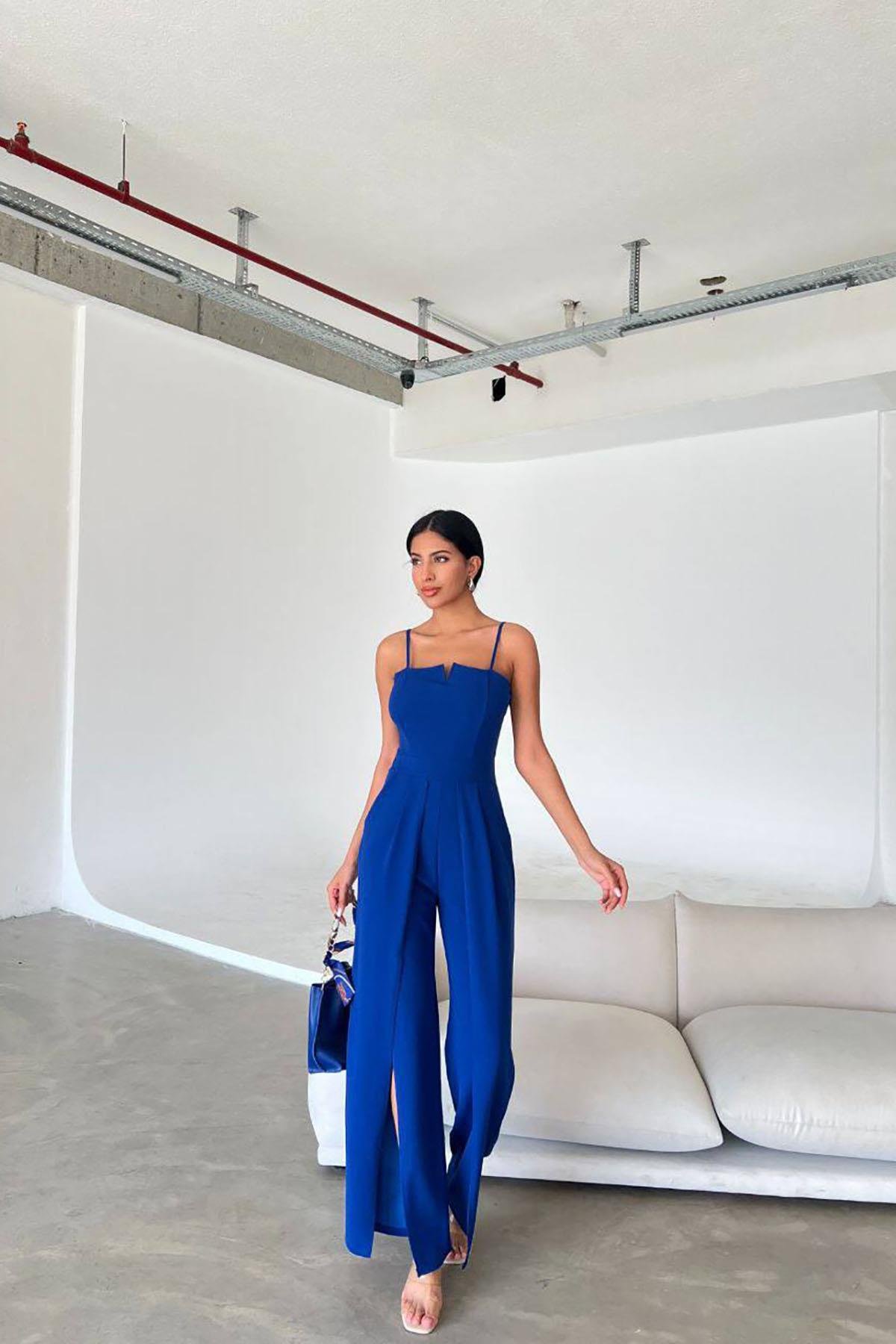 Saks Krep Kumaş Askılı Yaka Ve Yırtmaç Detaylı Tulum 