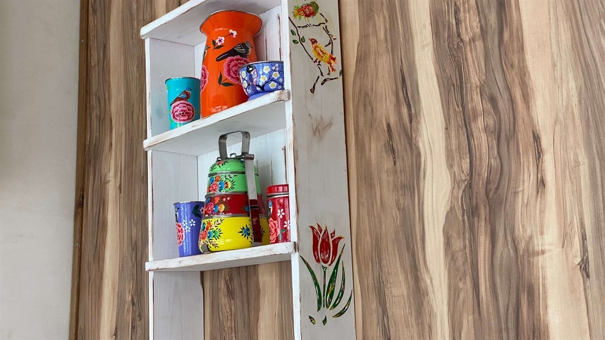 El Boyama Kuşlu Ahşap Dolap Beyaz