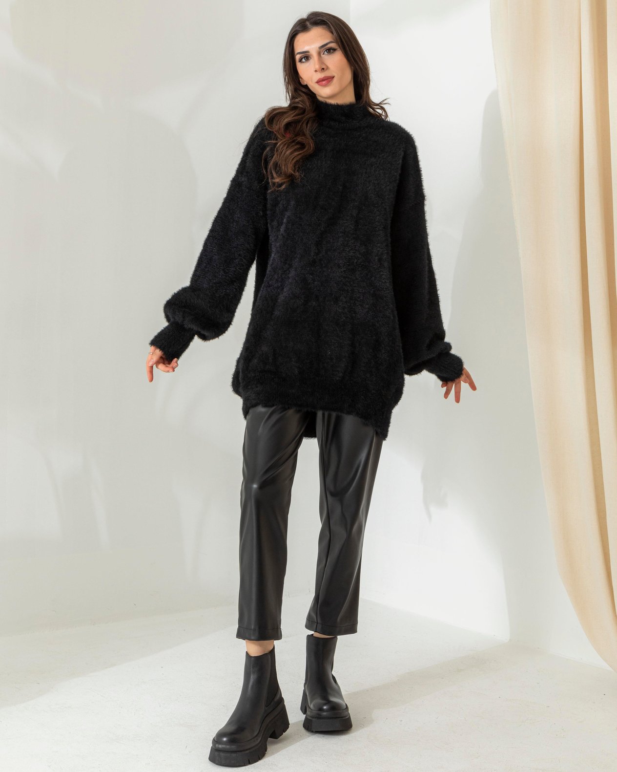 Oversize Siyah Yumoş Kazak