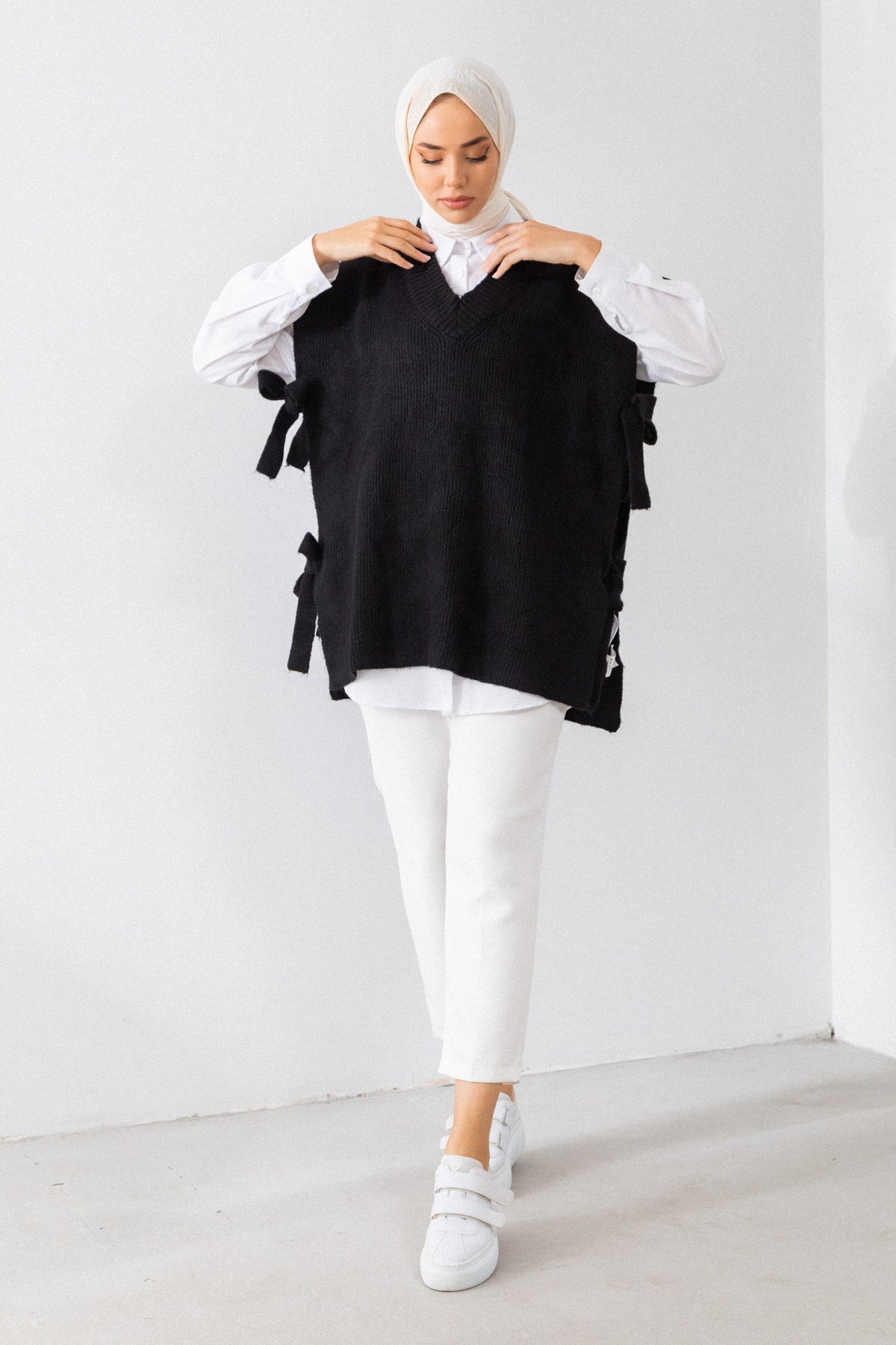 Oversize V Yaka Yandan Bağcıklı Siyah Süveter