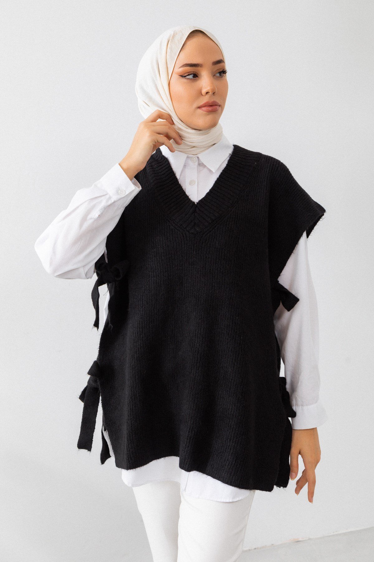 Oversize V Yaka Yandan Bağcıklı Siyah Süveter
