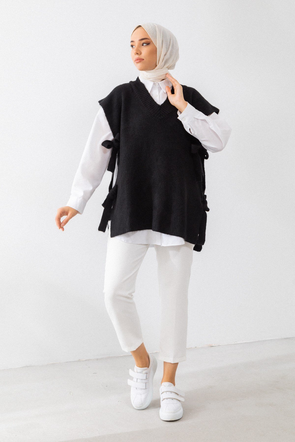 Oversize V Yaka Yandan Bağcıklı Siyah Süveter
